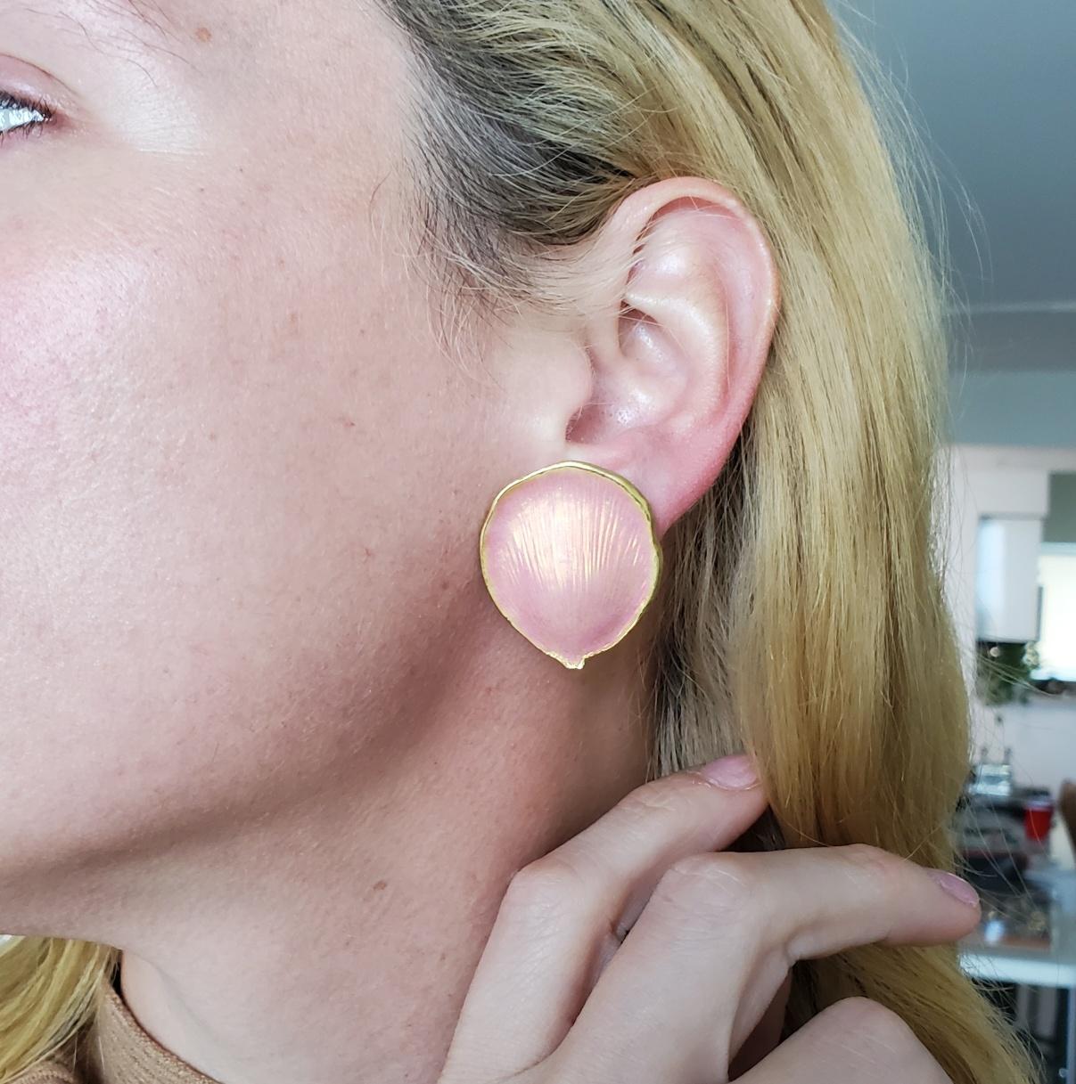 Rose petals clips earrings designed by Angela Cummings.

An extremely rare pair of clips earrings designed in New York city by the iconic designer Angela Cummings, back in the 1996. These exceptional pieces has been crafted in solid yellow gold of