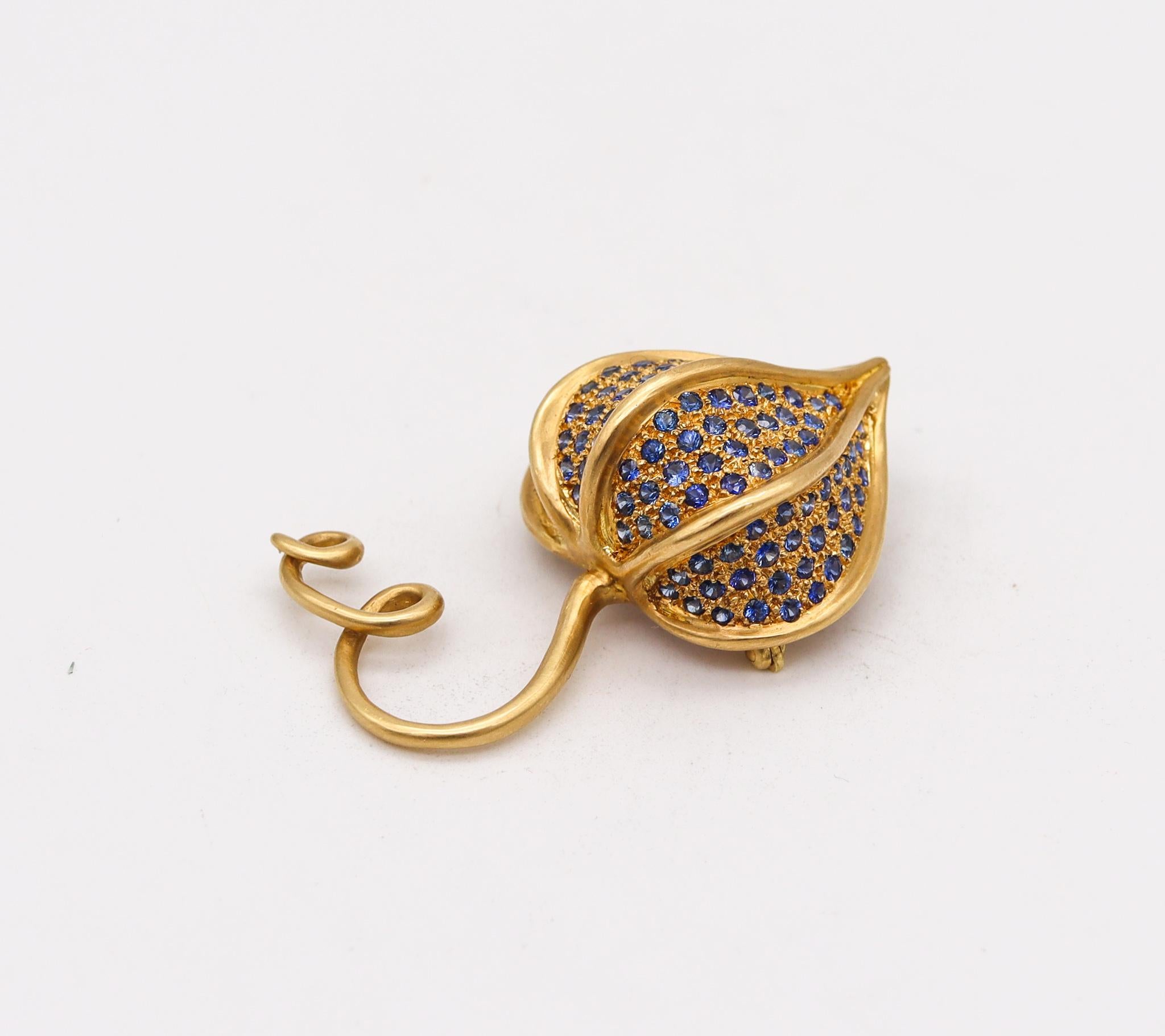 Modern Angela Cummings 1997 Brooch in 18kt Yellow Gold with 3.76ctw in Blue Sapphires