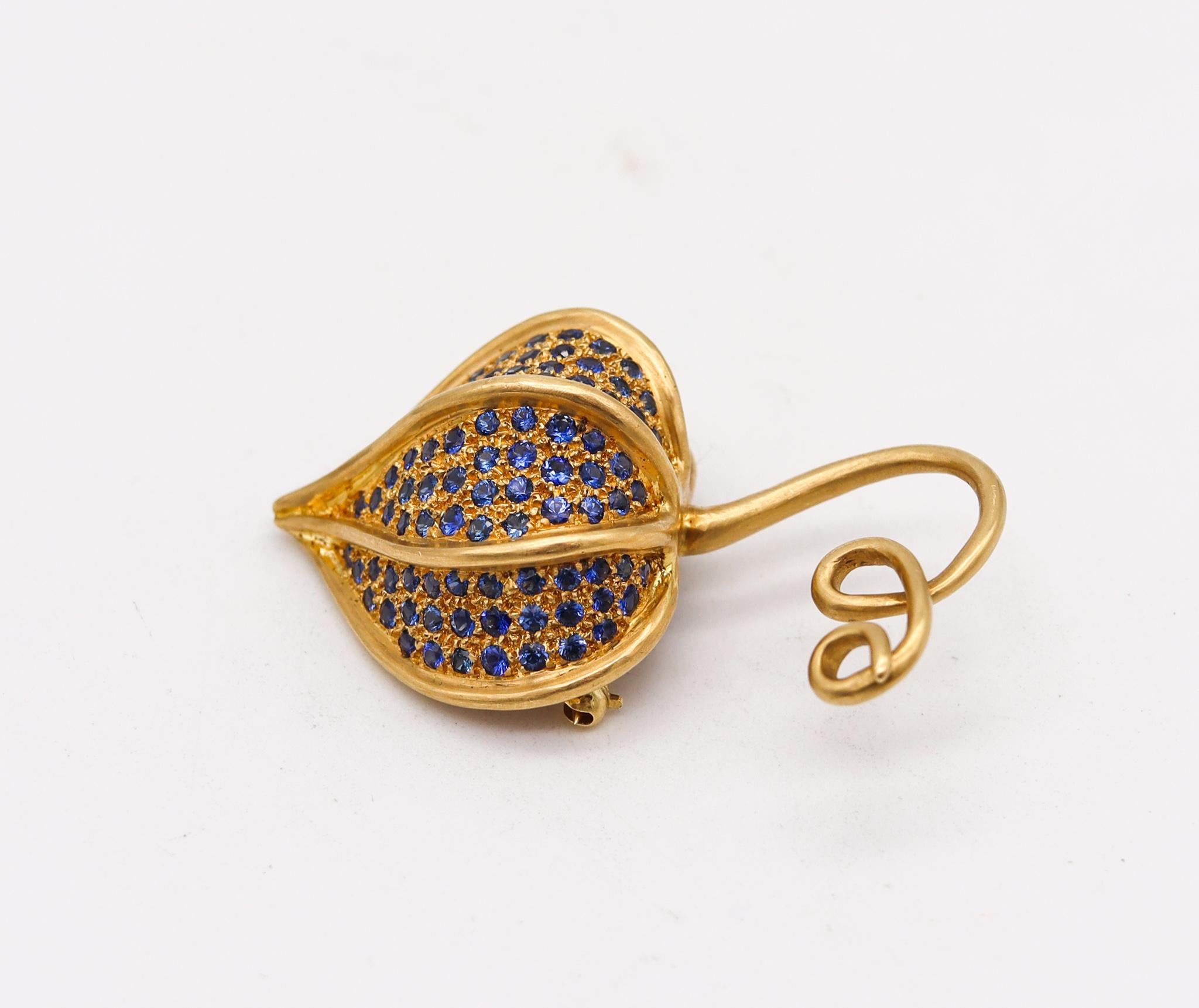 Brilliant Cut Angela Cummings 1997 Brooch in 18kt Yellow Gold with 3.76ctw in Blue Sapphires