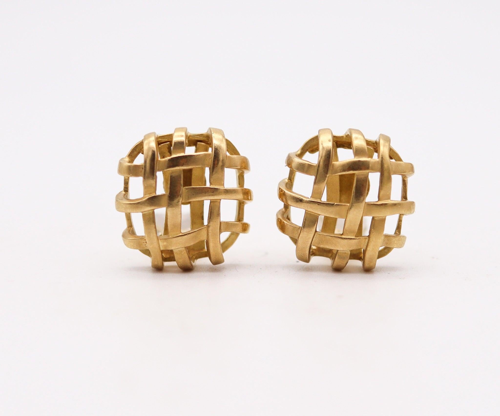 Boucles d'oreilles à clips en cage conçues par Angela Cummings.

Il s'agit d'une magnifique paire de boucles d'oreilles à clips créée à New York par la célèbre créatrice de bijoux Angela Cummings, en 2001. Ces boucles d'oreilles clipsables rares,