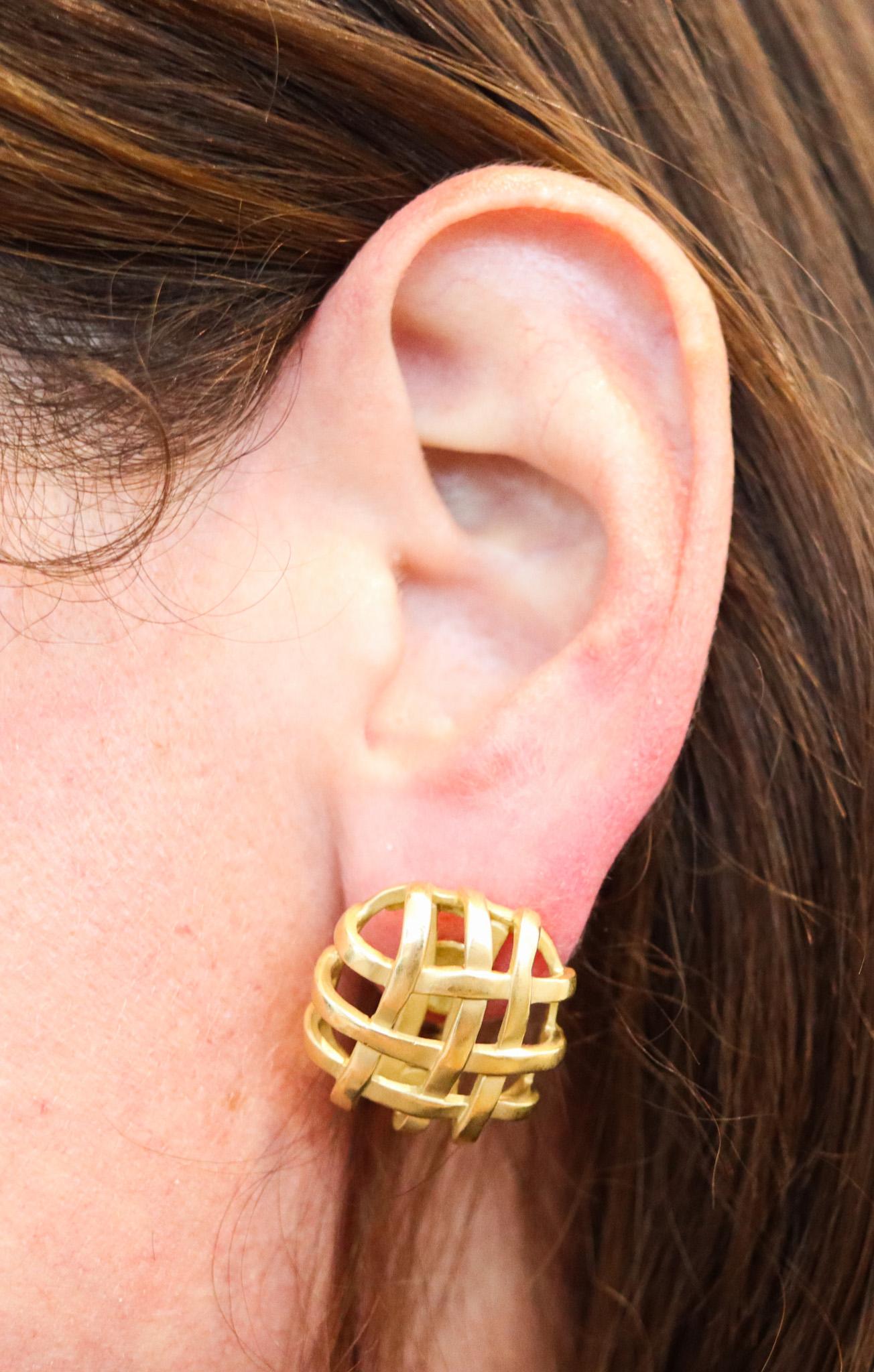 ANGELA CUMMINGS 2001 Clips d'oreilles modernistes en forme de cage en or jaune 18 carats en vente 2