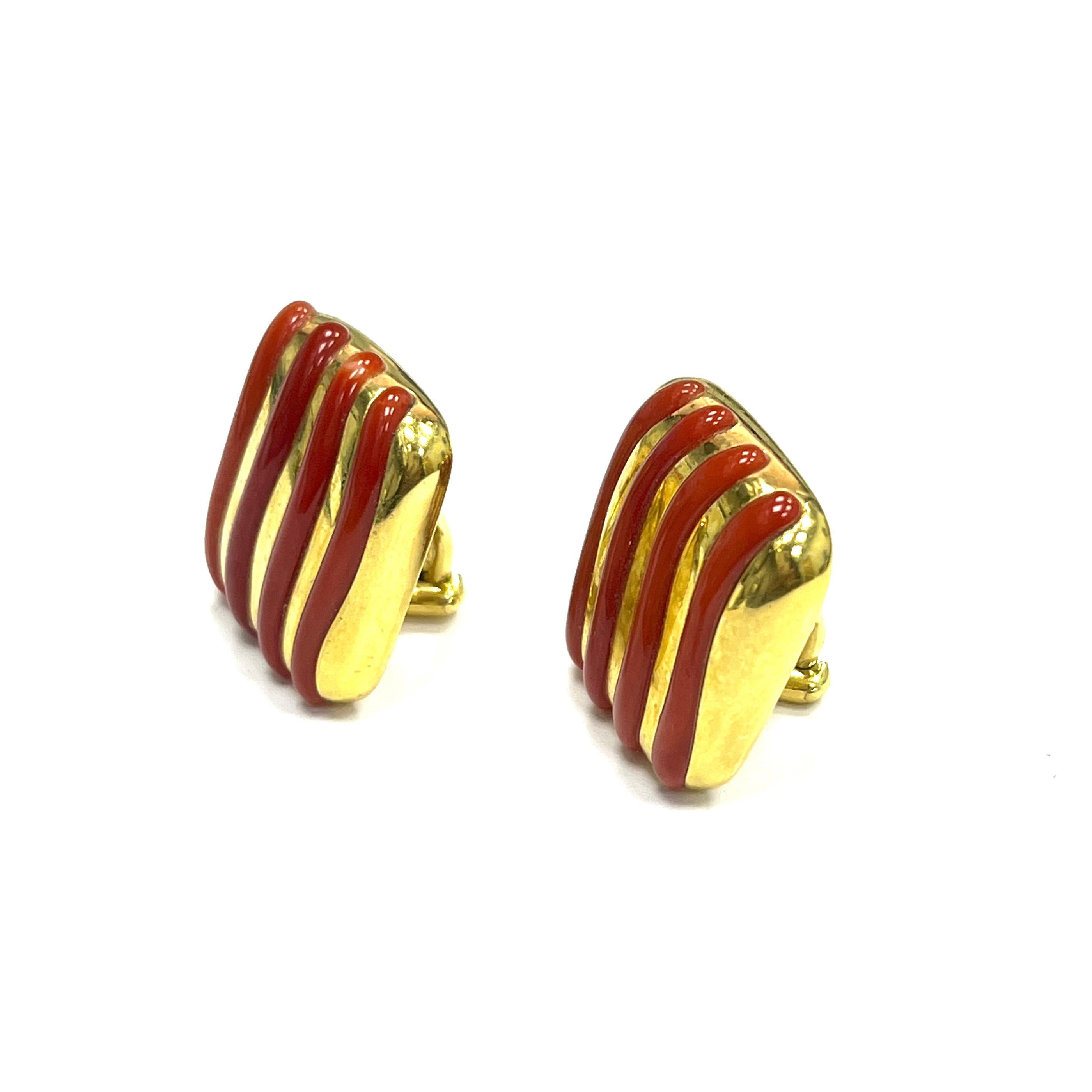 Angela Cummings agate carnelian yellow gold ear clips, 1989

Square 18 karat yellow gold with four slightly curved lines of agate carnelian; marked Angela Cummings, 18k, 1989

Size: width 2 cm, length 2.3 cm
Total weight: 20.6 grams