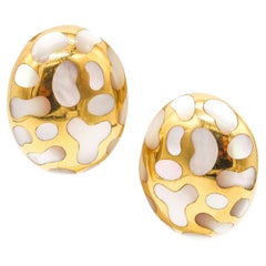 ANGELA CUMMINGS Boucles d
oreilles Allure Clips en or 18Kt avec incrustation de nacre blanche