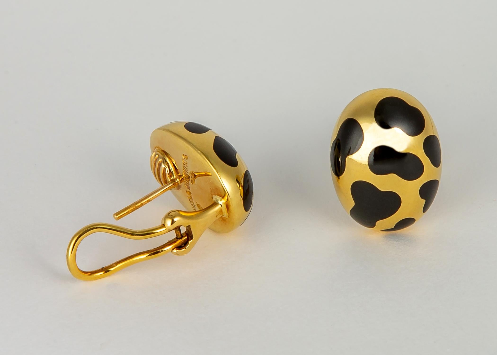 An Angela Cummings classic. Dramatic black jade is inlaid in rich 18k gold. Simple and Chic 3/4's of an inch.