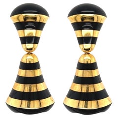 Orecchini a goccia in oro giallo e giada nera di Angela Cummings