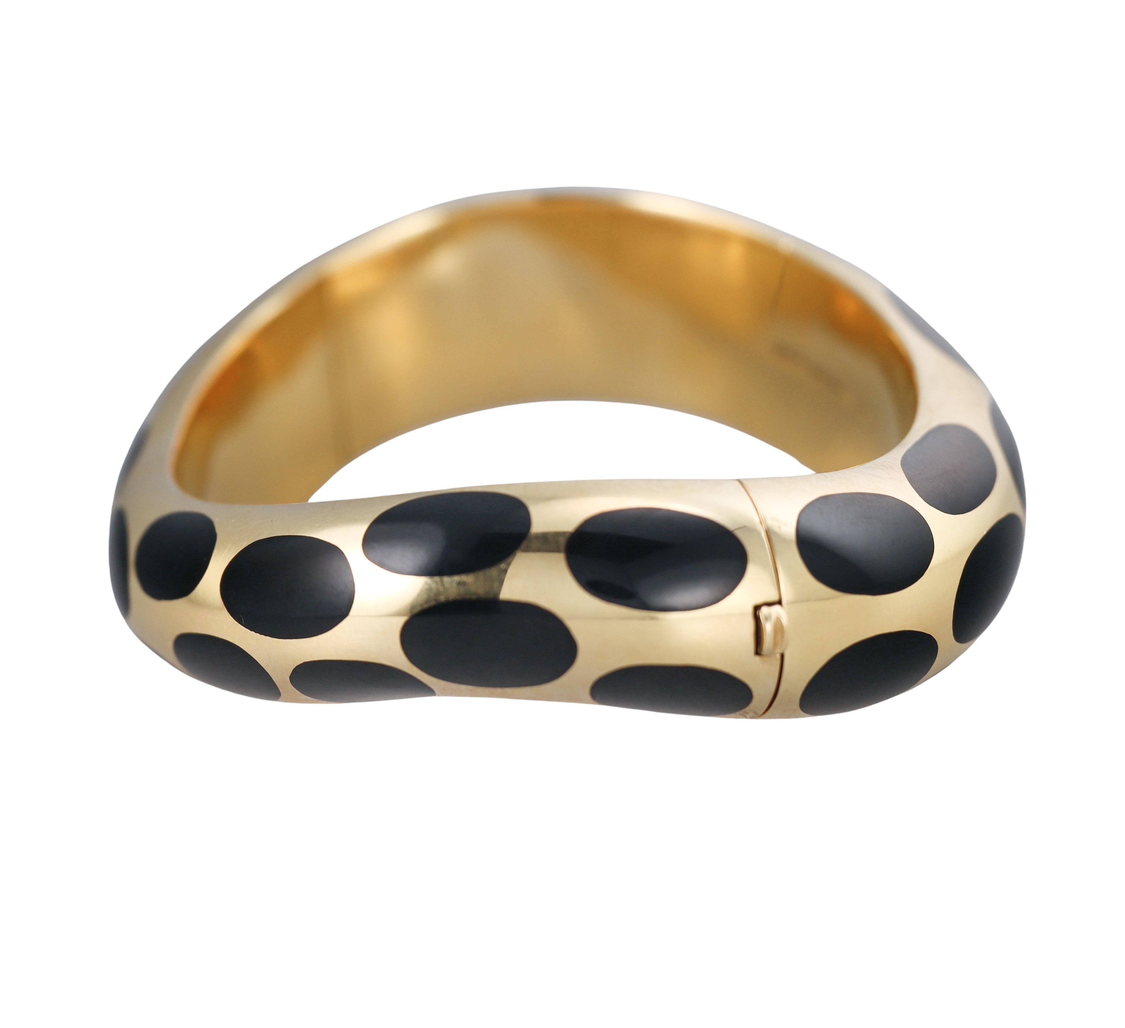 Taille ronde Bracelet en or jaune incrusté de jade noir Angela Cummings en vente