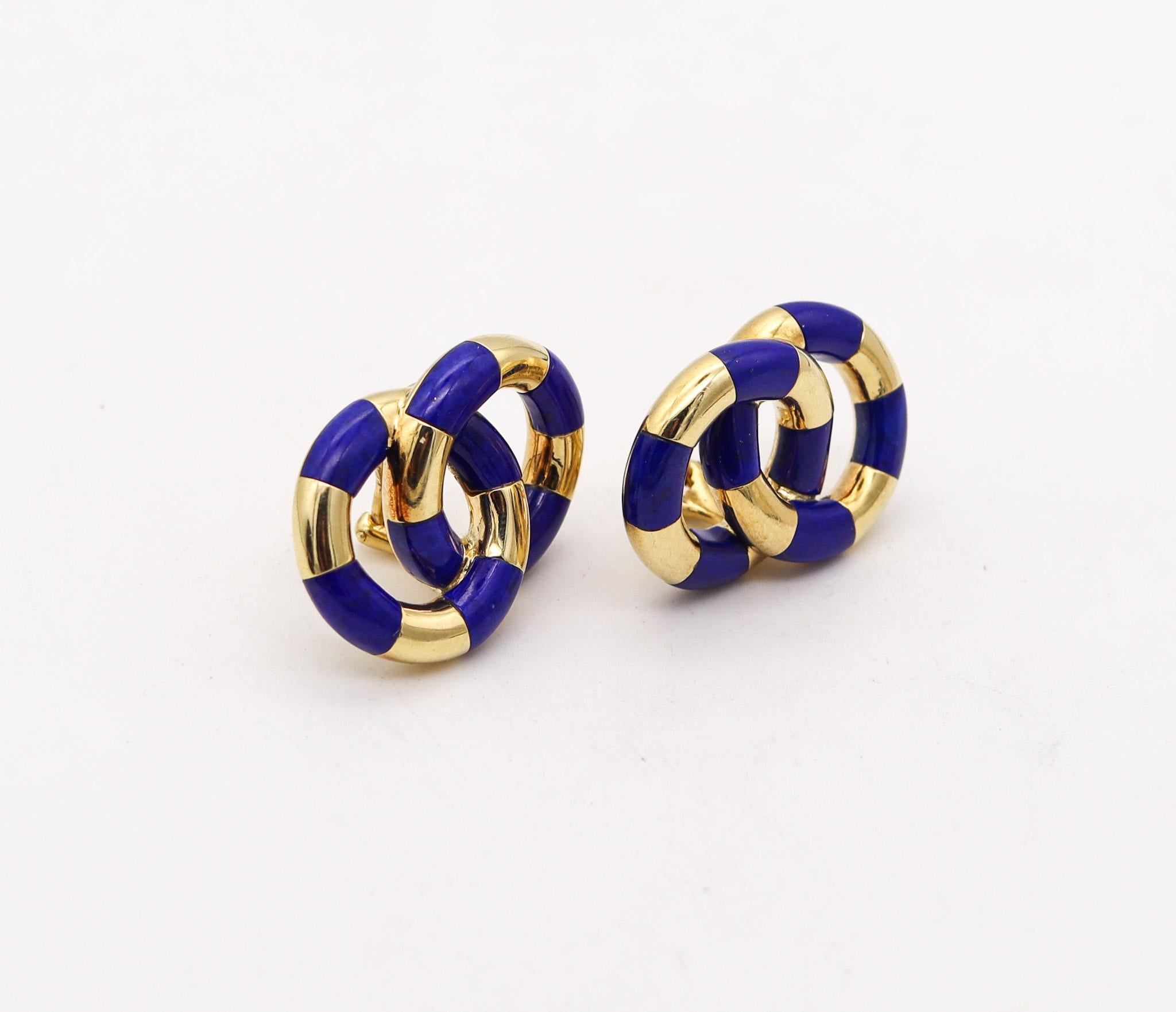 Clips-on earrings designed by Angela Cummings 

Terrific! very rare pair of clips-on earrings, created in New York city by Angela Cummings, back in the 1980's. These earrings has been crafted as overlapping circles in solid yellow gold of 18 karats