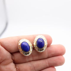 ANGELA CUMMINGS Clip-Ohrringe aus 18 Karat Gold mit Perlmutt- und Lapislazuli-Einlagen