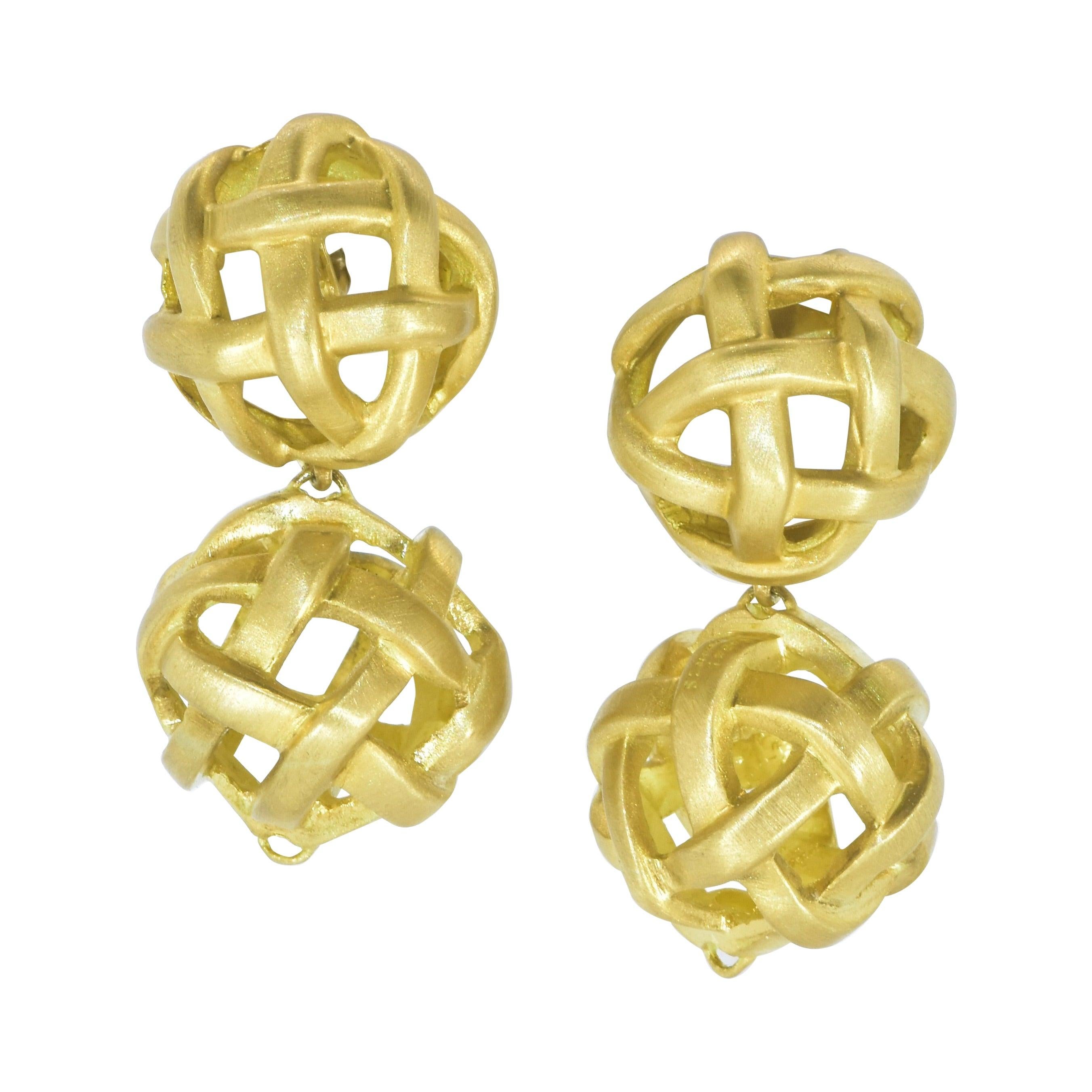 Orecchini in oro 18 carati di Angela Cummings. Firmato (Angela) Cummings, 18K e con un marchio di copyright e 1985. Questi orecchini sono chiamati 