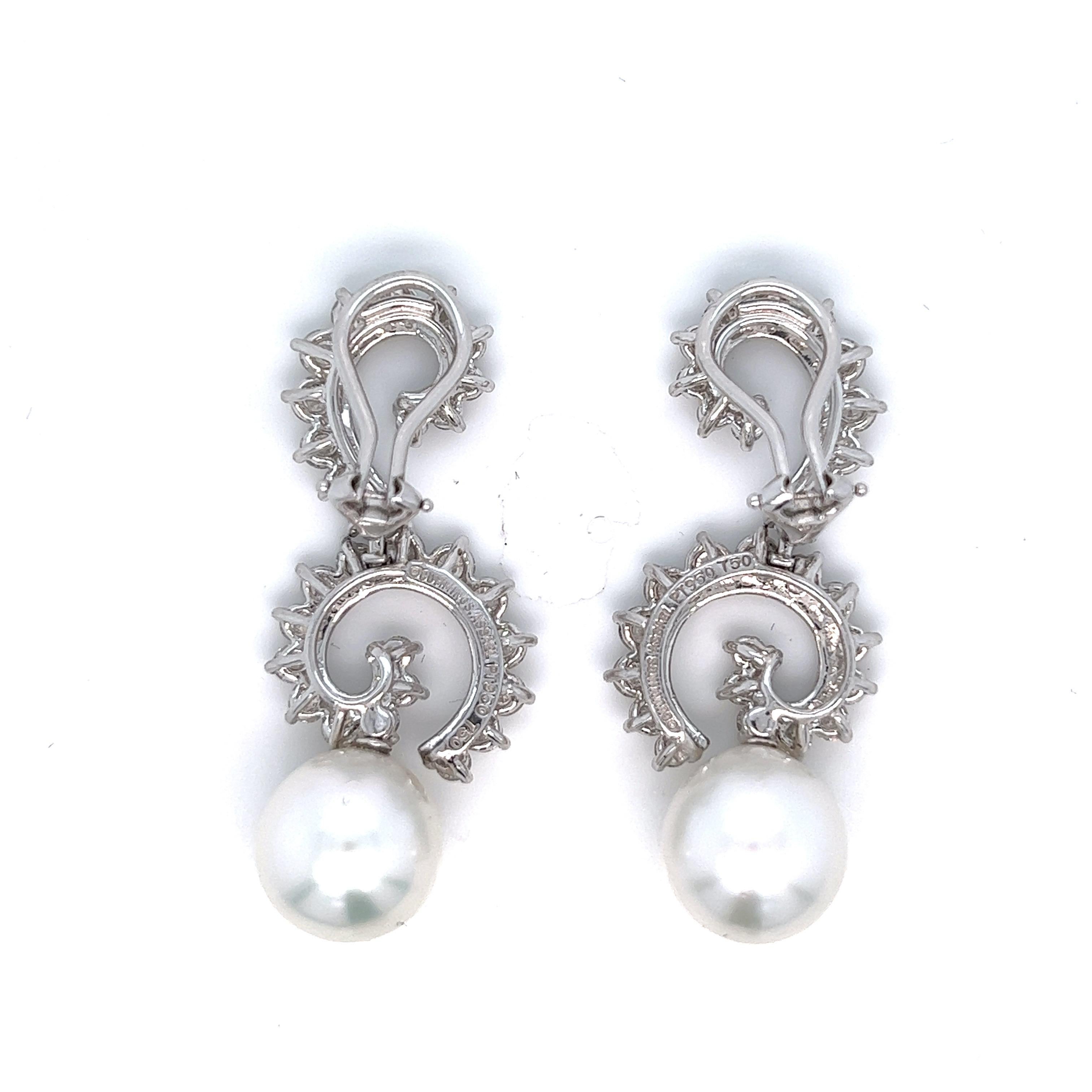 Angela Cummings for Assael diamond pearl drop ear clips

Round-cut diamonds of approximately 5 carats, south sea pearls (12 mm), platinum and 18 karat white gold; marked Cummings, Assael, Plat, 750

Size: width 0.75 inch, length 1.88 inch
Total