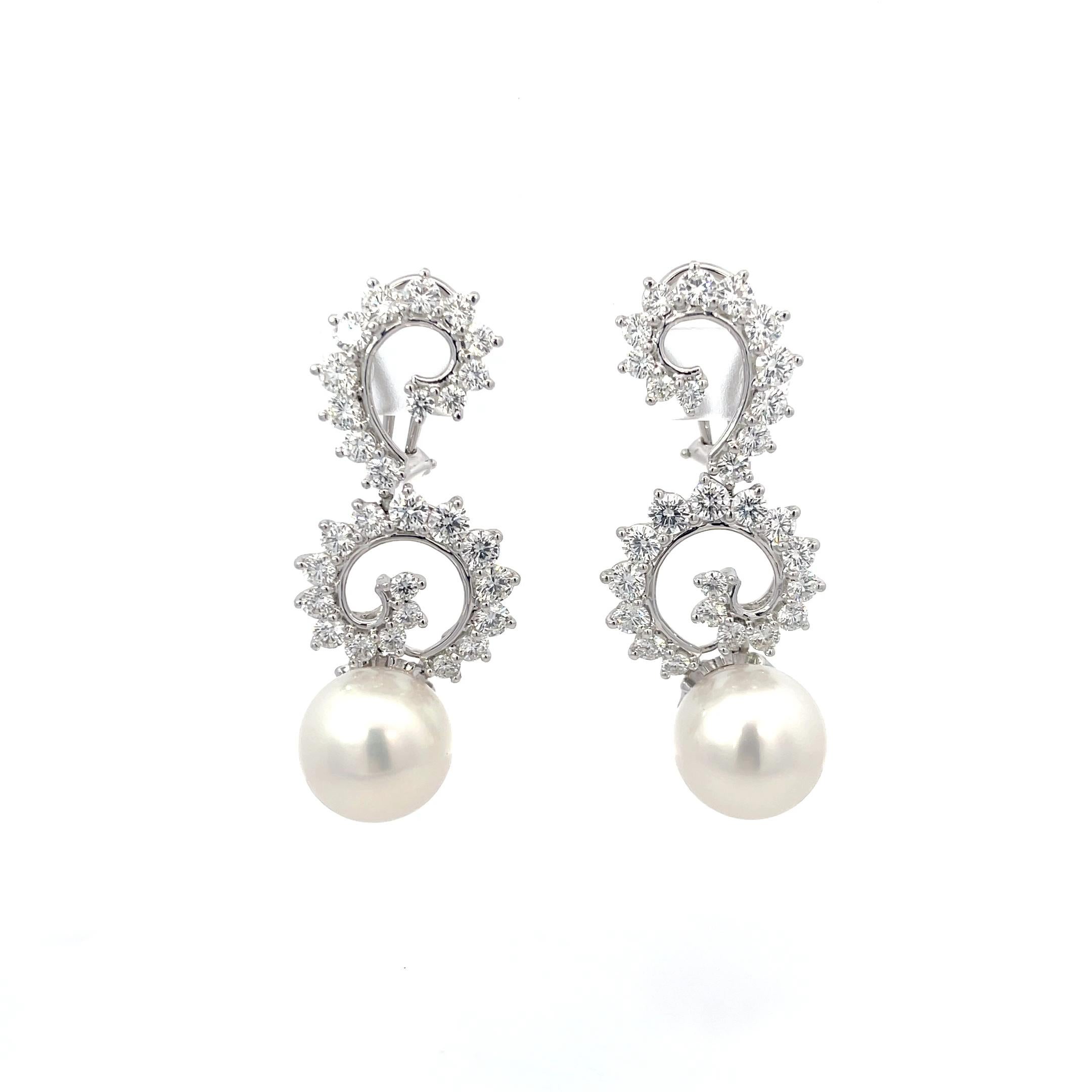 Nuovi orecchini Angela Cummings for Assael con diamanti e perle in platino e oro bianco 18 carati. Gli orecchini presentano due perle del mare del sud da 13 mm, impreziosite da 5,44 carati di diamanti tondi brillanti (colore F, purezza VVS). Gli
