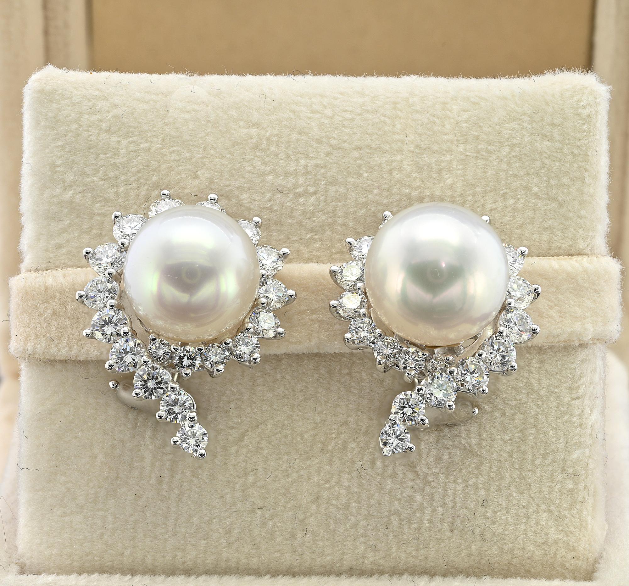 Epitome eternal elegance these outstanding Angela Cummings for Assael earrings hand crafted of solid Platinum and 18 KT
Set with two perfect white silvery Pearls of 11.8 mm. average complemented by 4.20 Ct bright white round brilliant cut Diamonds