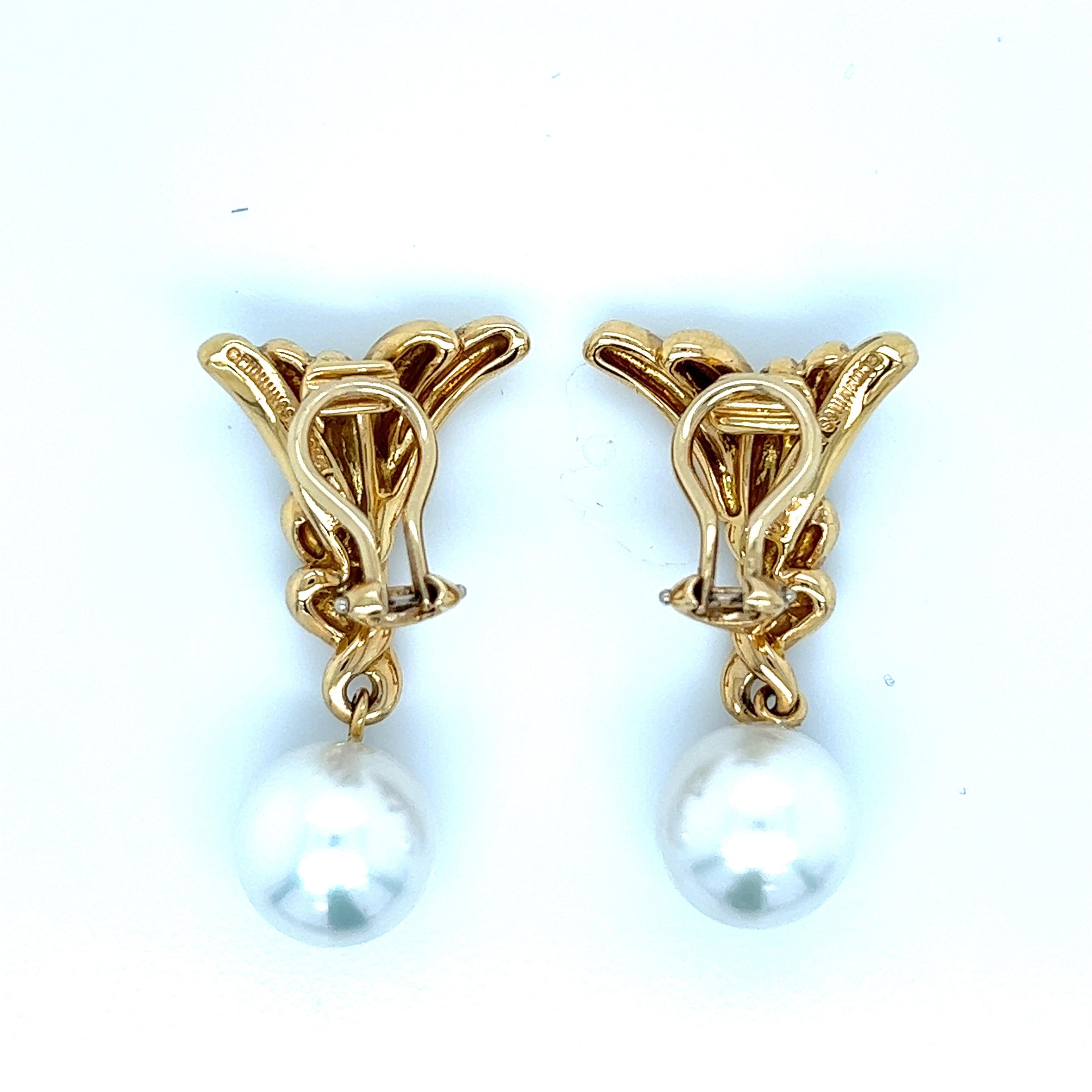 Angela Cummings for Assael 18 karat yellow gold ear clips with dangling pearls. The pearl's diameter is 1.2 cm. Marked: Cummings / Assael / 750. Total weight: 21.1 grams. Width: 2 cm. Length: 3.8 cm. 