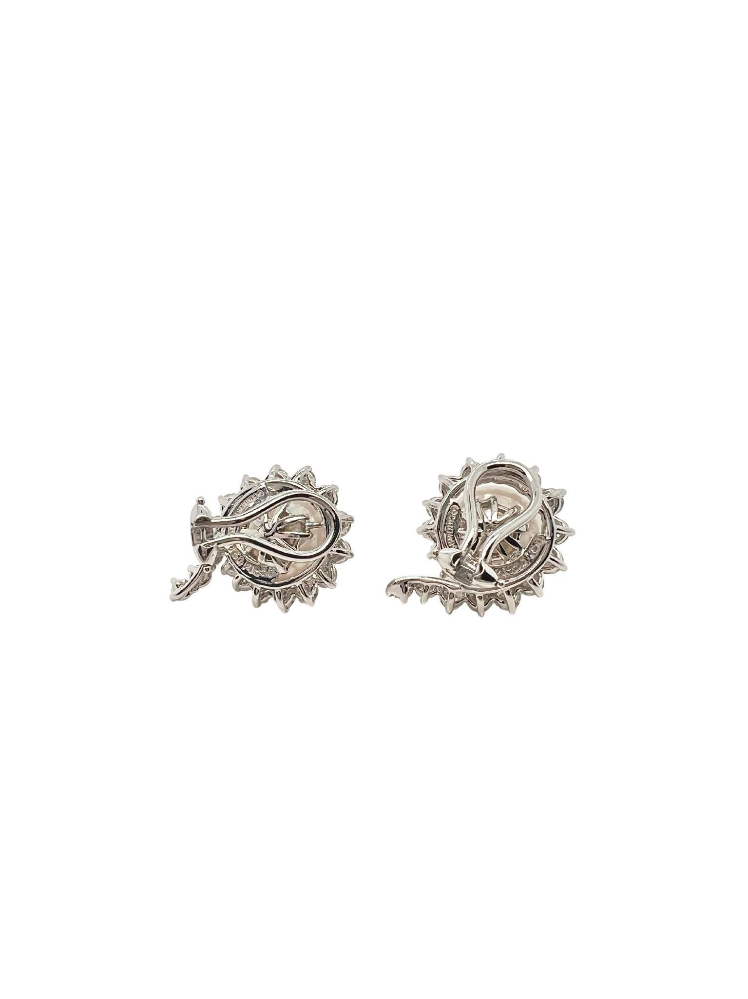 Angela Cummings para Assael Par de Pendientes de Platino, Perlas Cultivadas del Mar del Sur y Diamantes

Detalles:
2 perlas ap. 11,2 a 11,4 mm, 36 diamantes redondos ap. 3,60 cts., firmados Cummings Assael.
Longitud: 2.5 cm
Peso del par: 15,3
