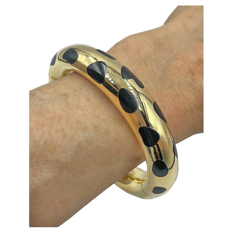 ovaler Armreif mit Scharnier aus den 1980er Jahren, der mit schwarzer Jade besetzt ist, um ein Gepardenmuster zu schaffen.  Hochglanzpoliertes Gold.  Gesamtabmessungen: L.3