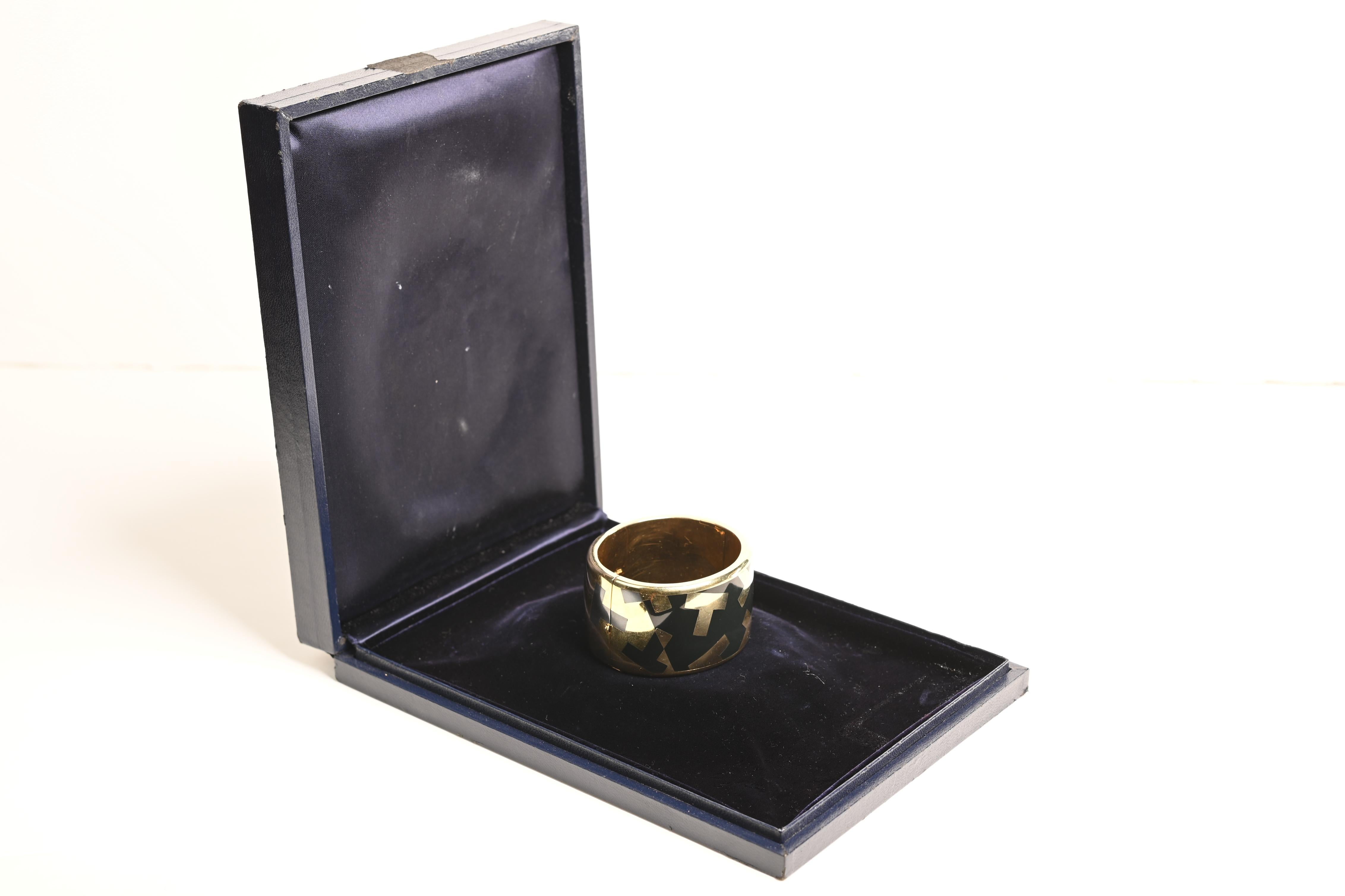 This exceptional vintage bangle by Angela Cummings for Tiffany & Co. is a rare and iconic collector’s piece from the 1970s. Showcasing the designer’s signature craftsmanship and innovative aesthetic, the bangle features an eye-catching