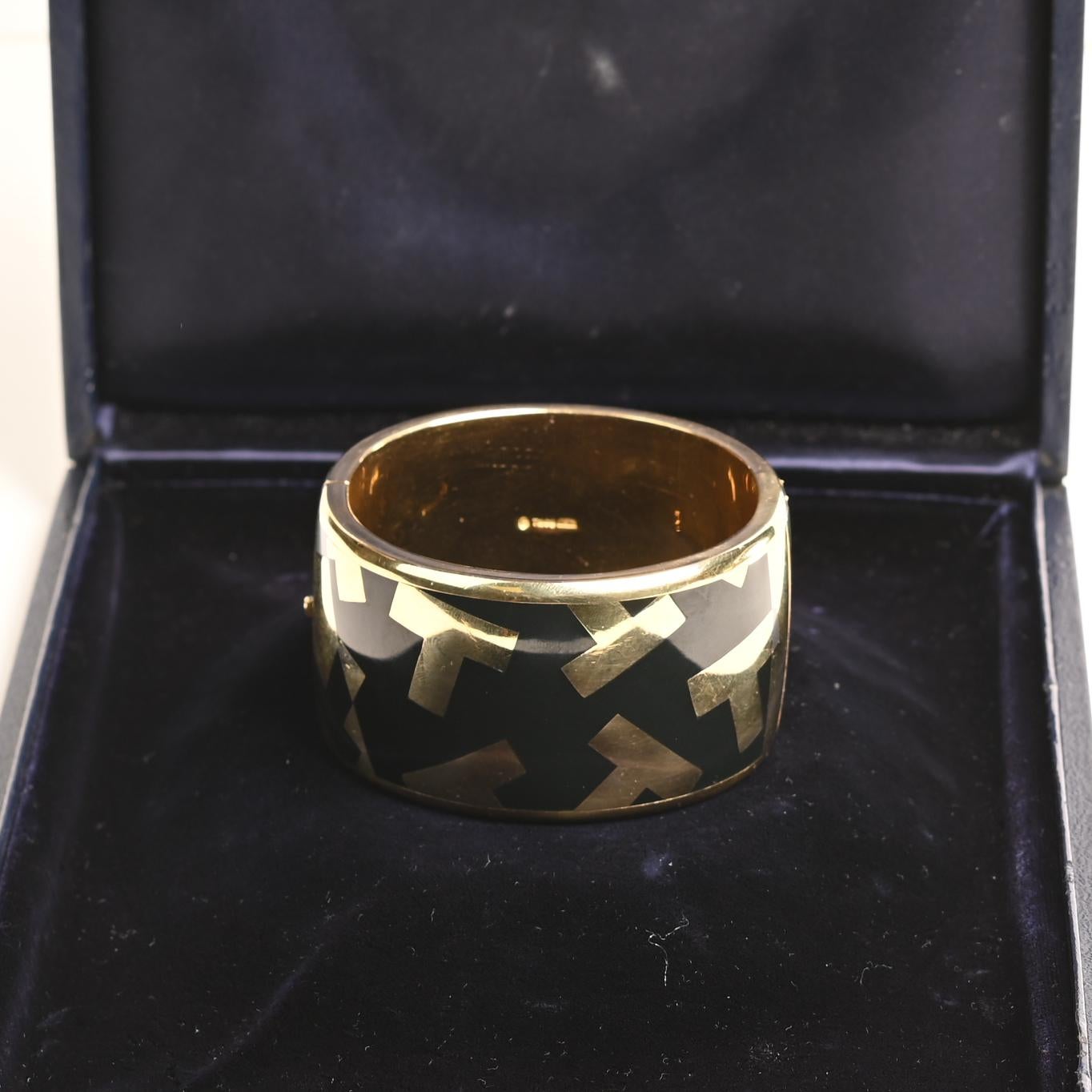 Questo eccezionale braccialetto vintage di Angela Cummings per Tiffany & Co. è un pezzo raro e iconico da collezione degli anni '70. Il braccialetto, che mette in mostra la maestria artigianale e l'estetica innovativa del designer, presenta un