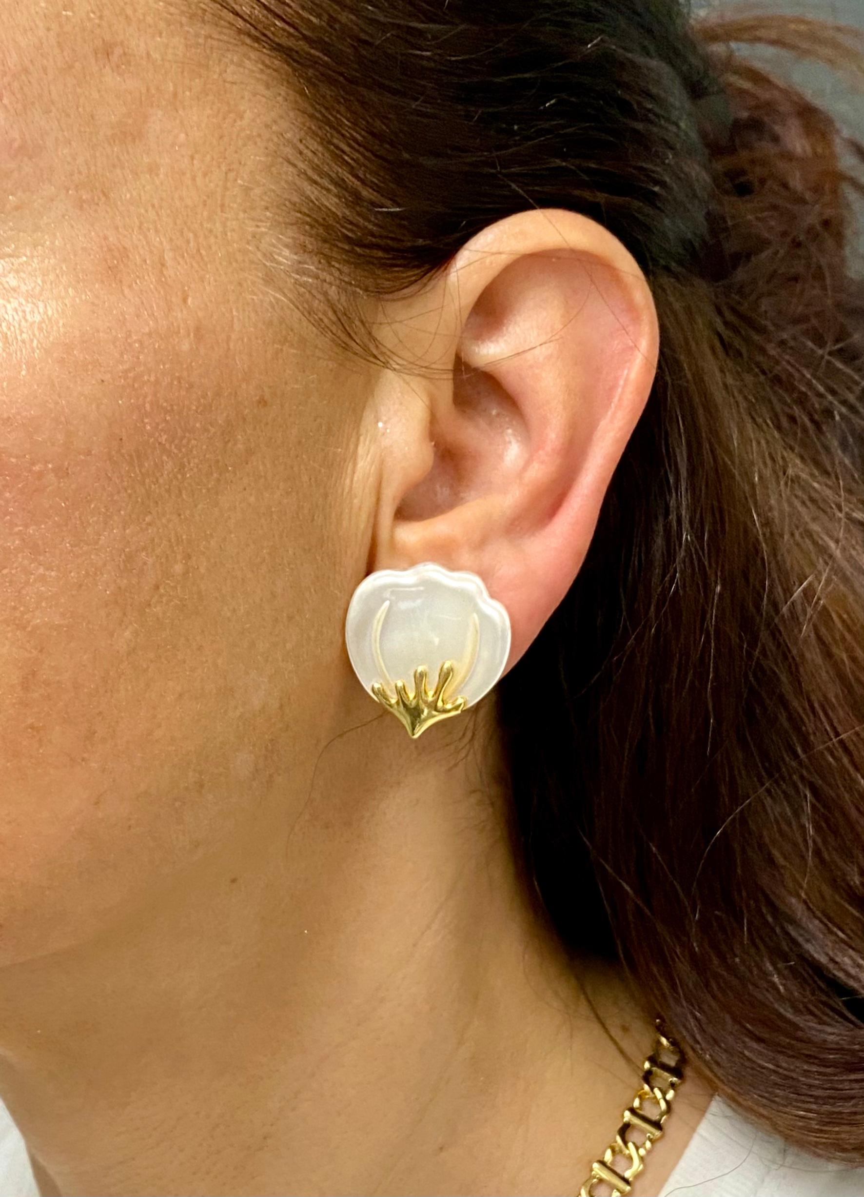 DESIGNER: Angela Cummings for Tiffany & Co.
CIRCA: Late 20th Century
MATERIALS: 18K Yellow Gold
GEMSTONE: Mother of Pearl
WEIGHT: 14.1 grams
MEASUREMENT: 15/16