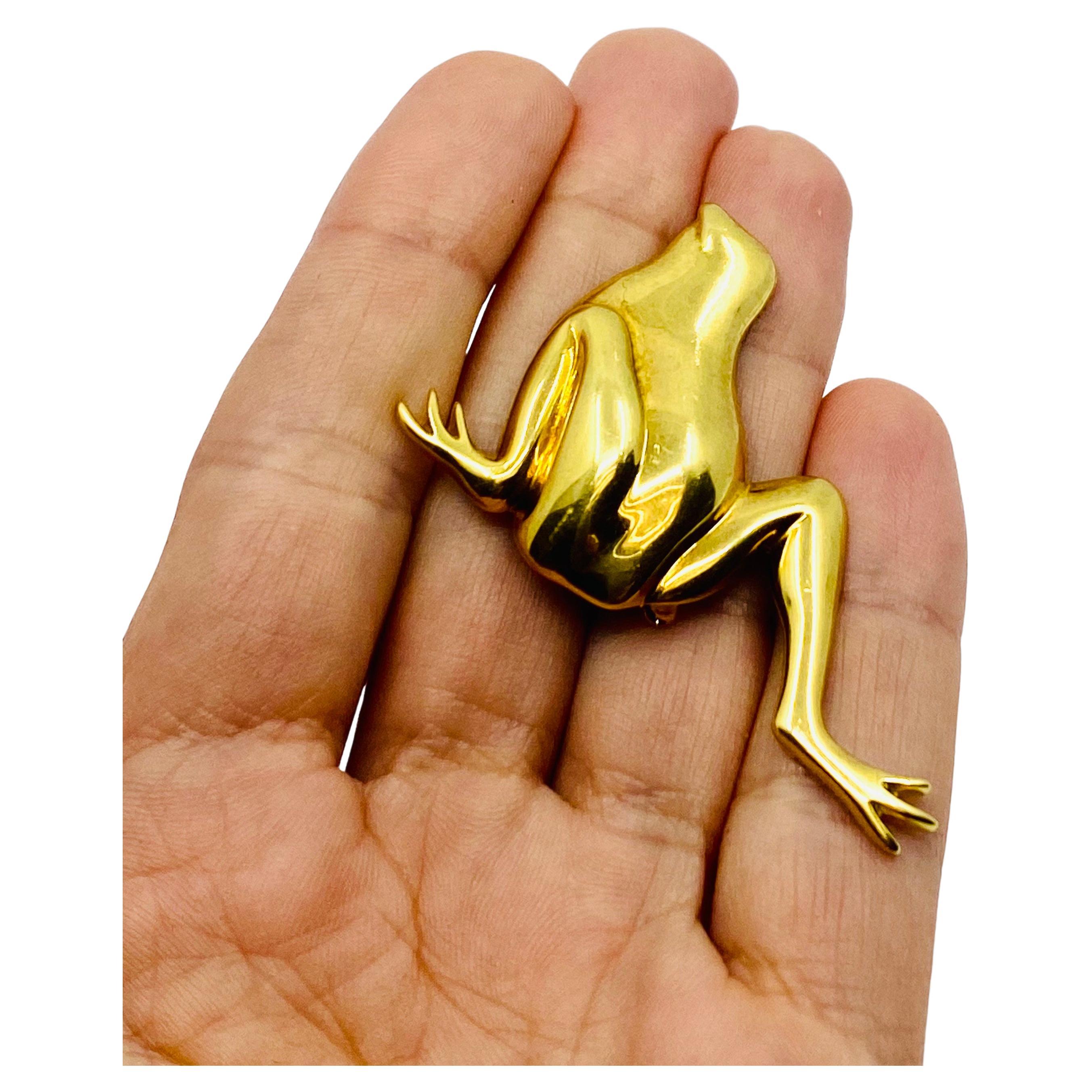 DESIGNER: Angela Cummings for Tiffany & Co.
CIRCA: 1981
MATERIALS: 18k Yellow Gold
WEIGHT: 13.3 grams
MEASUREMENTS: 1 1/2” x 2”
HALLMARKS: Cummings, 18K, 1981, Tiffany & Co. 

ITEM DETAILS:
A rare Angela Cummings frog pin made of 18k gold for
