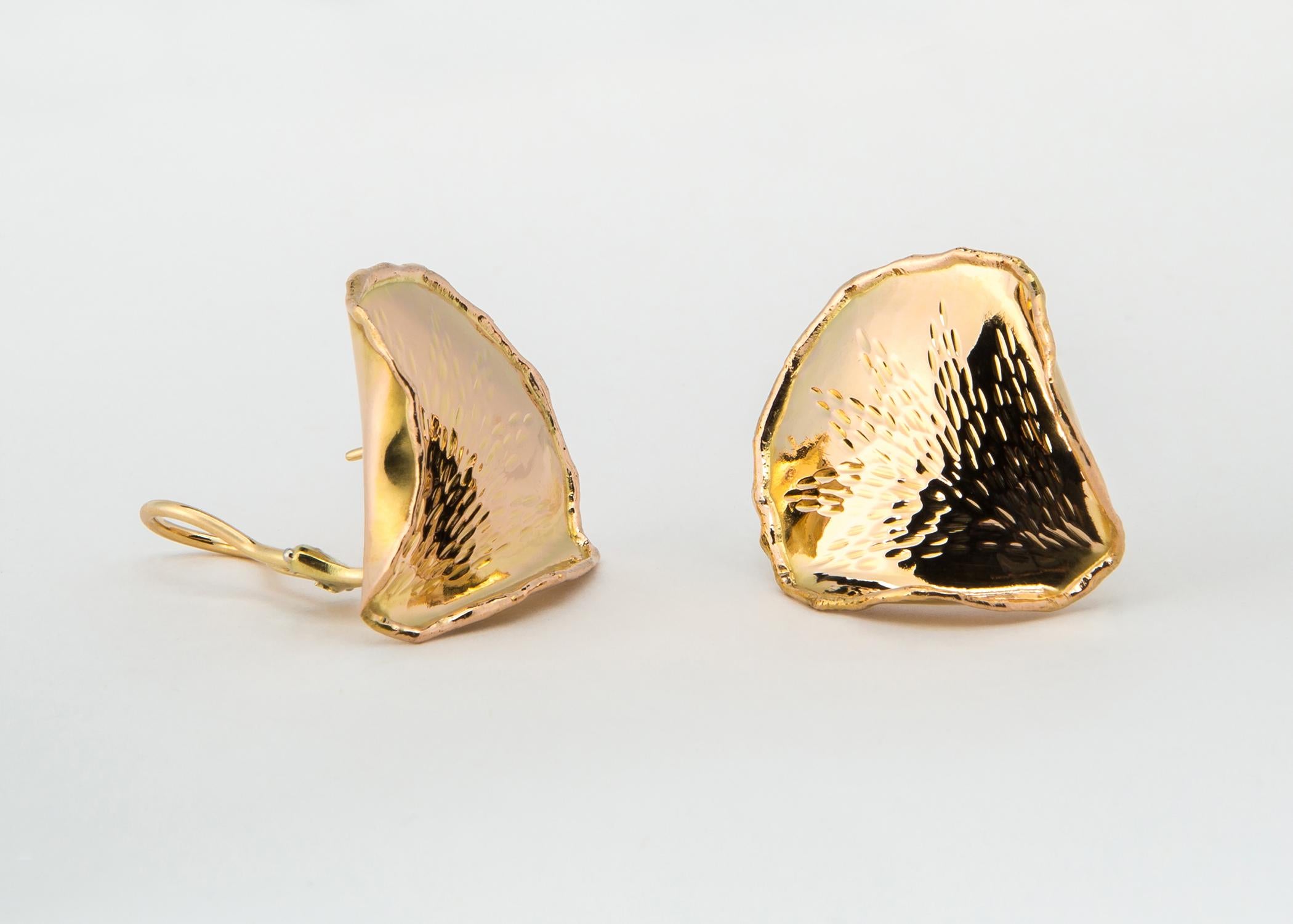 Ein klassisches Design von Angela Cummings für Tiffany & Co. Jedes Blütenblatt wird in Handarbeit aus reichem 18-karätigem Gold gefertigt, graviert und perfektioniert. Fast 1 1/4 Zoll groß.