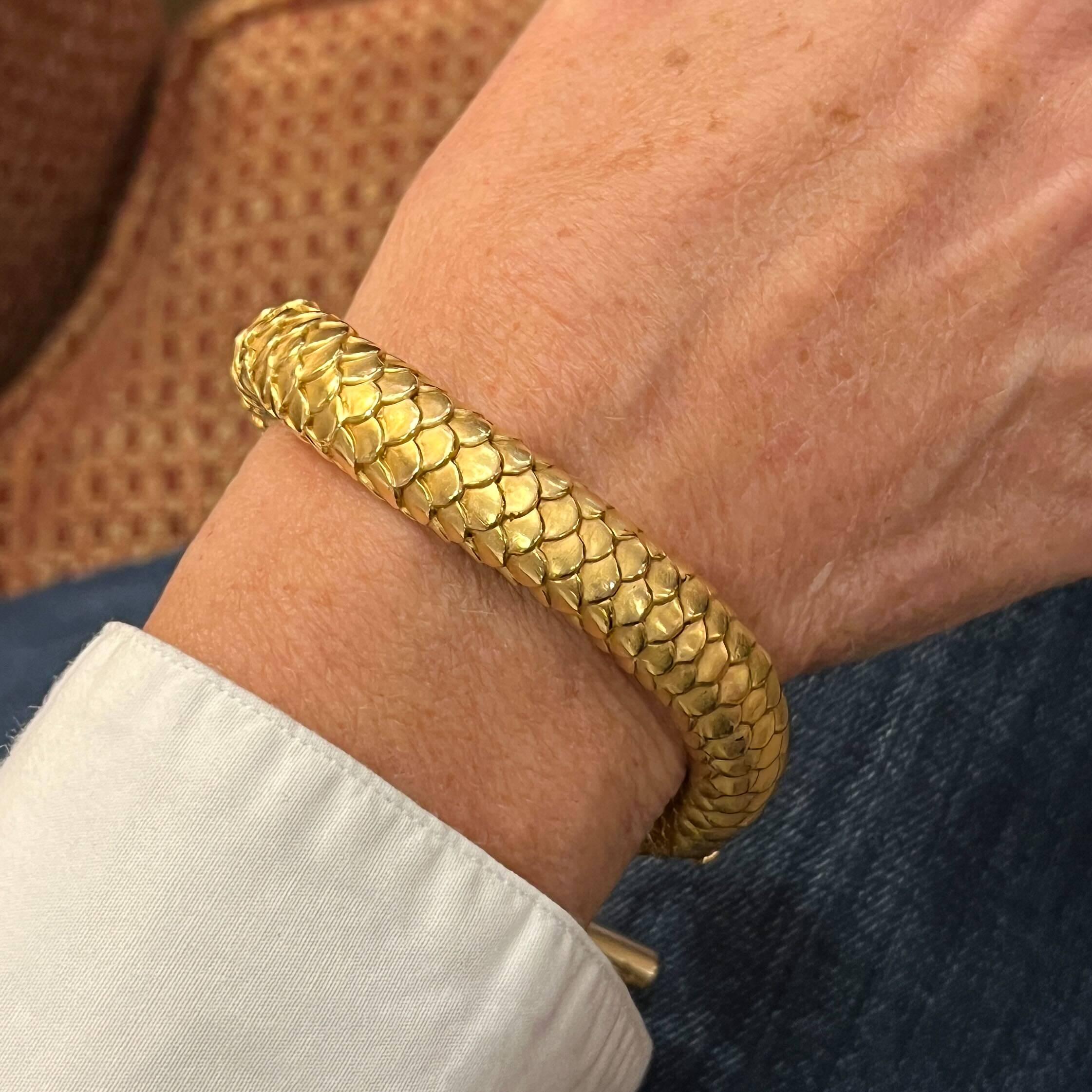 ANGELA CUMMINGS Gold-Armreif in Fischform, ANGELA CUMMINGS Damen