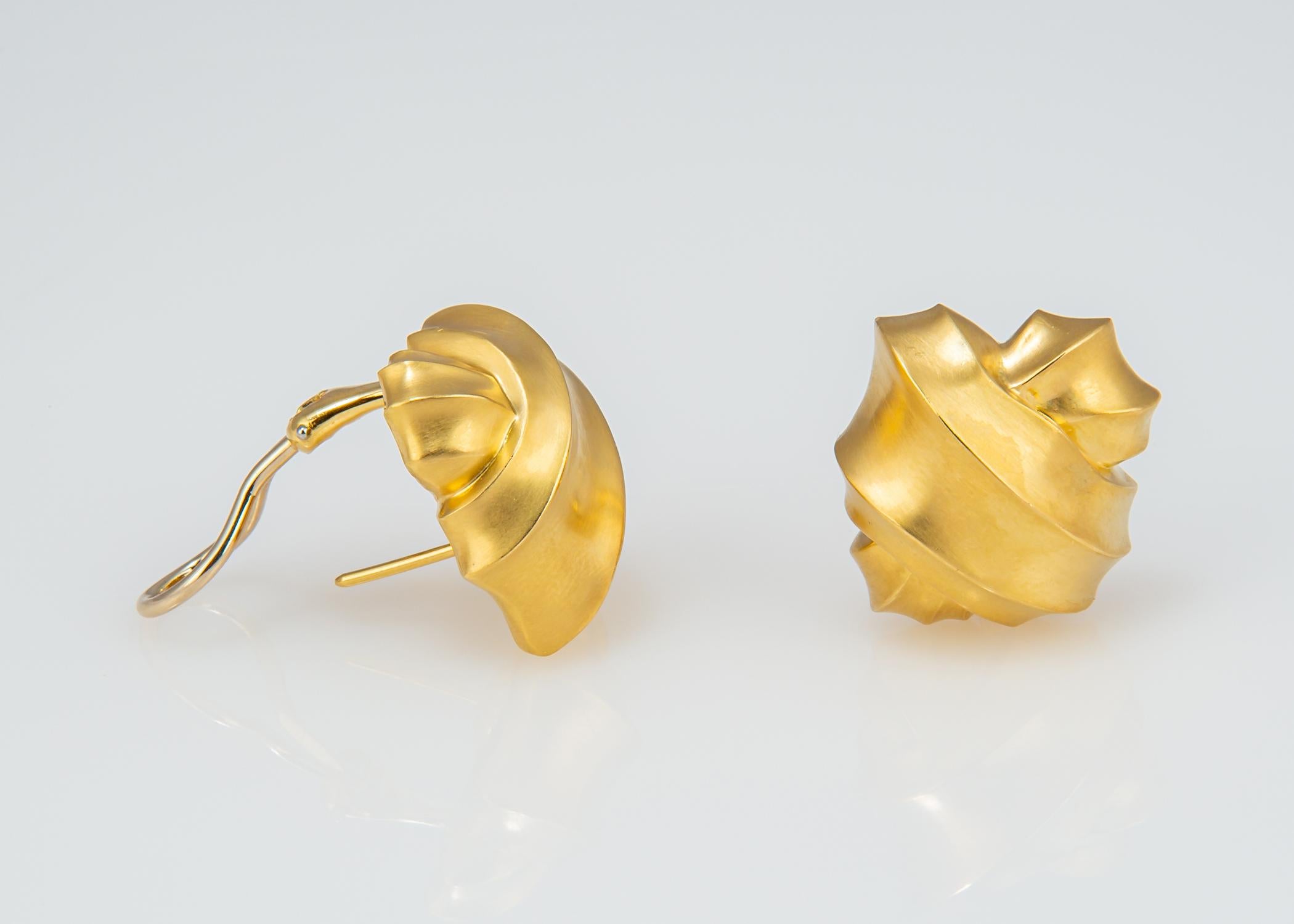 Contemporary Angela Cummings Gold Ribbon Motif Earrings For Sale