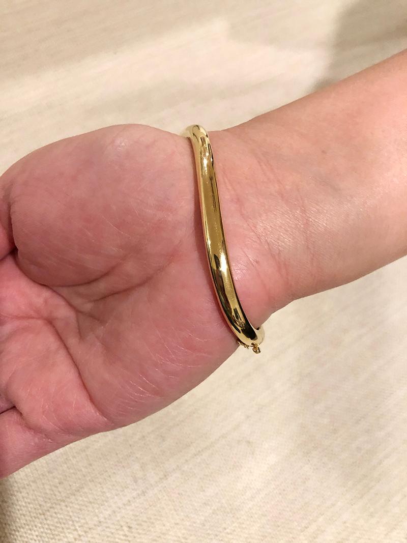 Angela Cummings Gold Swirl Loop Bracelet In Excellent Condition In New York, NY