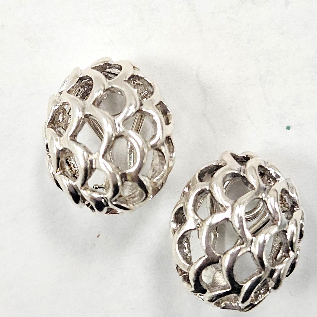 Orecchini a nido d'ape di Angela Cummings - A. Silver, con chiusura a clip, Circa 1992

Questi orecchini autentici di Angela Cummings mostrano il caratteristico approccio scultoreo della designer ai metalli preziosi. Realizzato in argento sterling,