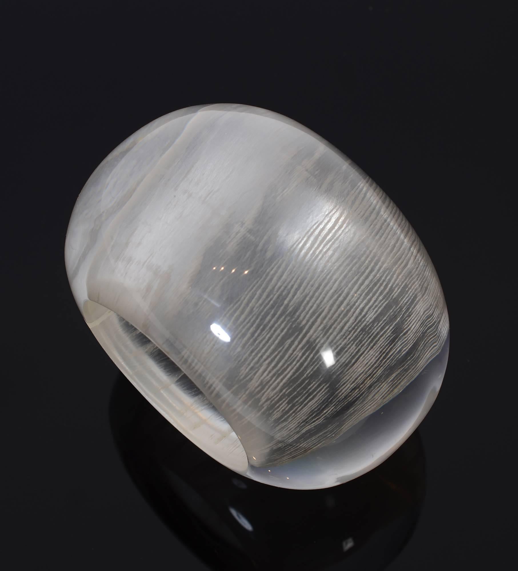 Donna Angela Cummings - Bracciale enorme in lucite in vendita