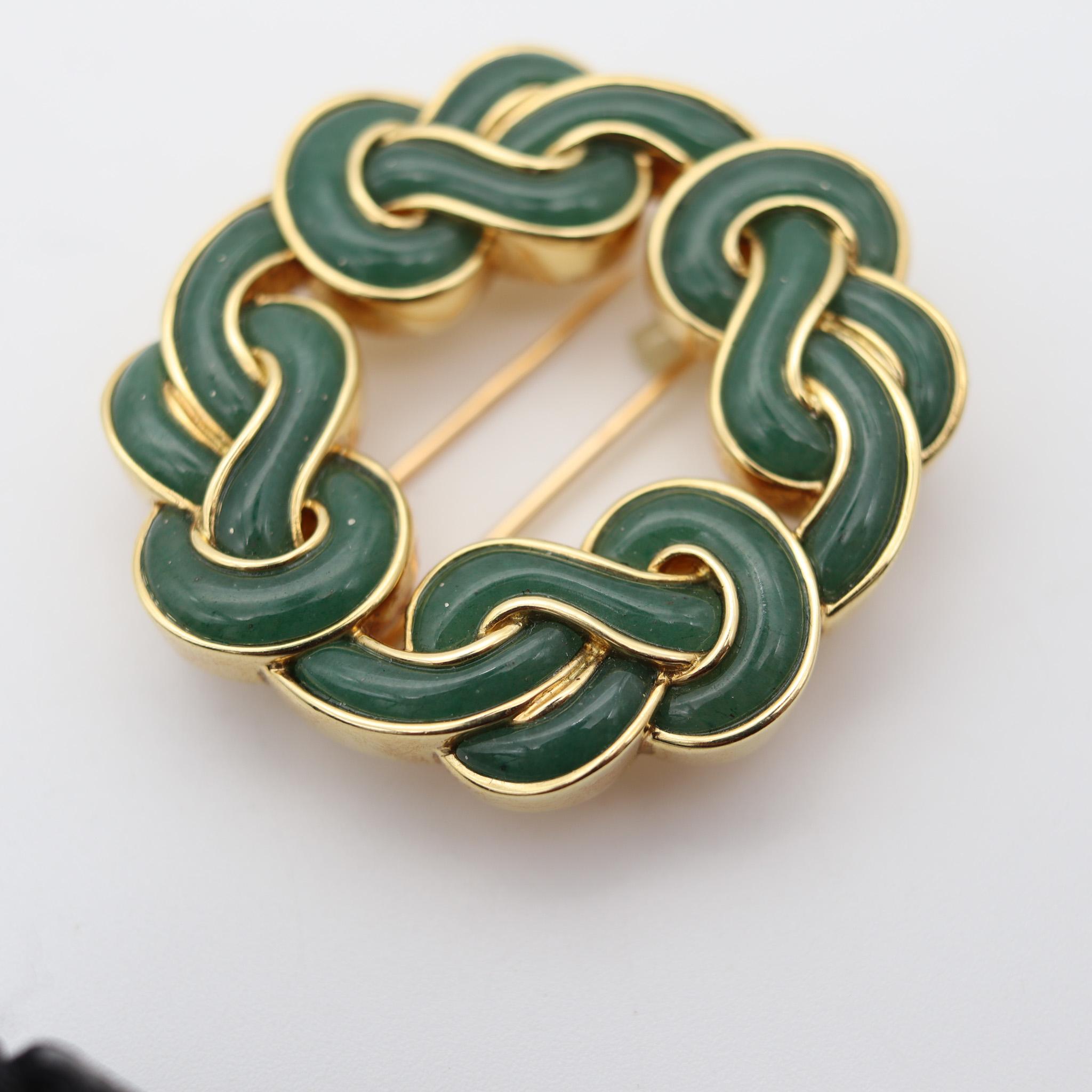 Modernist ANGELA CUMMINGS Infinite Knots Brooch In 18Kt Gold With Carved Jadeite Jade For Sale