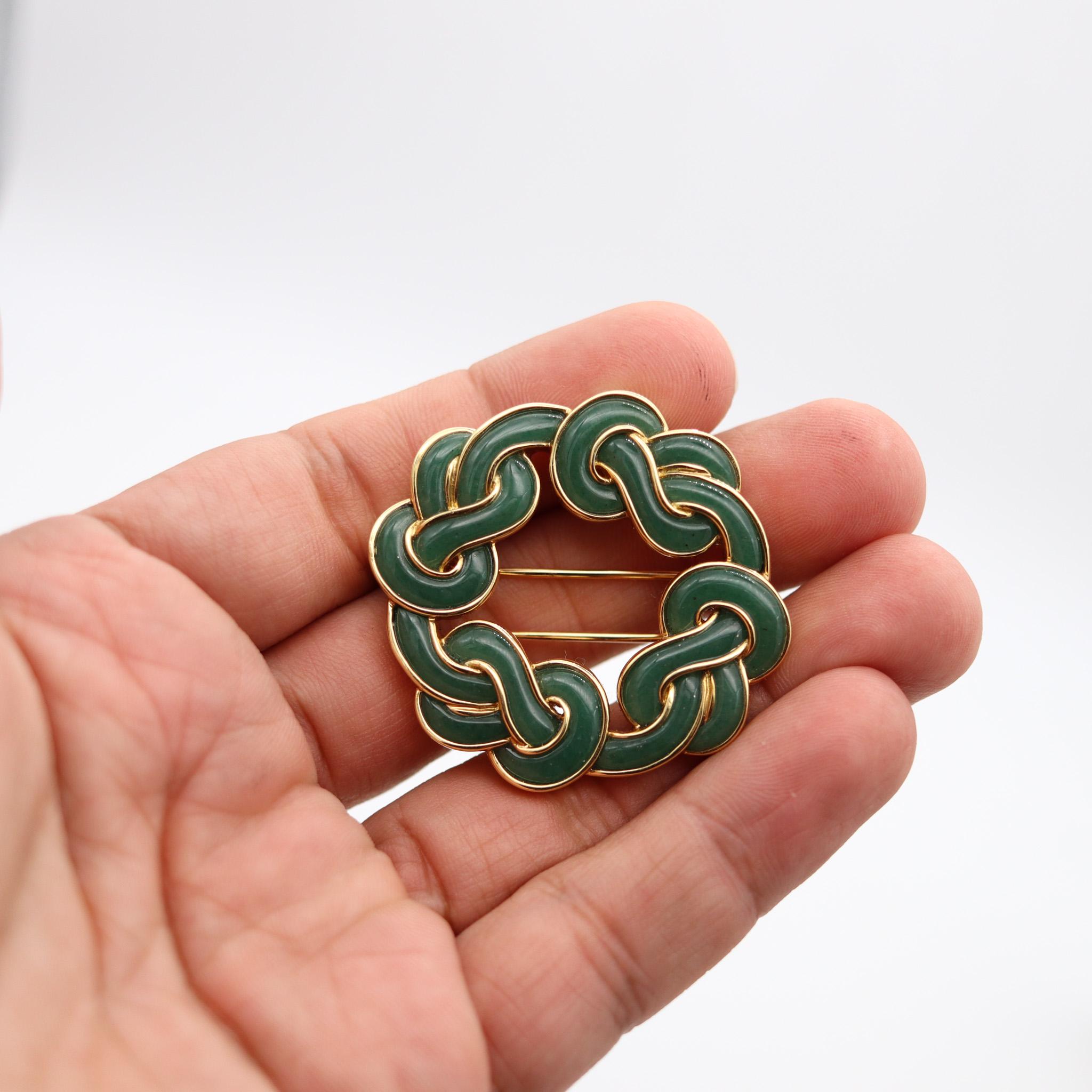 ANGELA CUMMINGS Infinite Knots Brooch In 18Kt Gold With Carved Jadeite Jade In Excellent Condition For Sale In Miami, FL