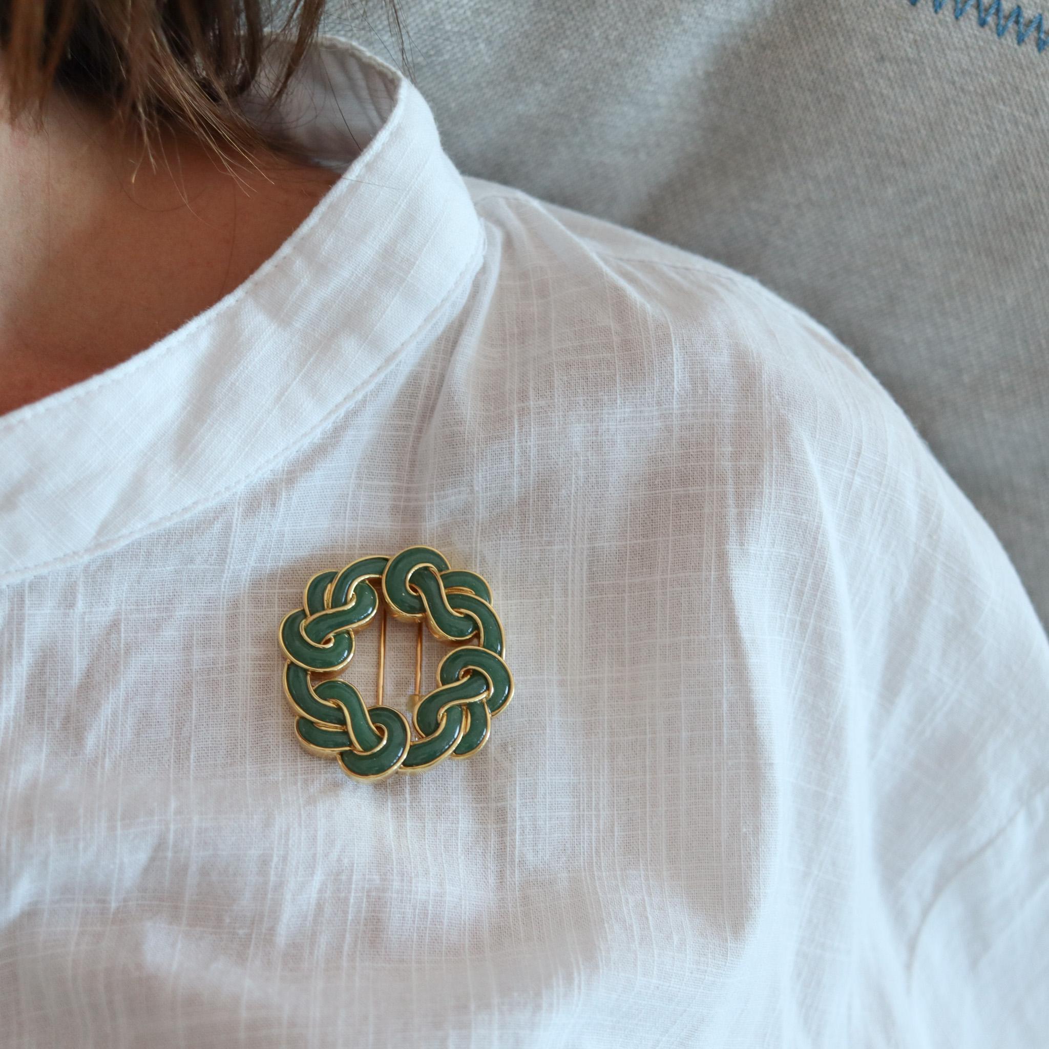 Women's or Men's ANGELA CUMMINGS Infinite Knots Brooch In 18Kt Gold With Carved Jadeite Jade For Sale