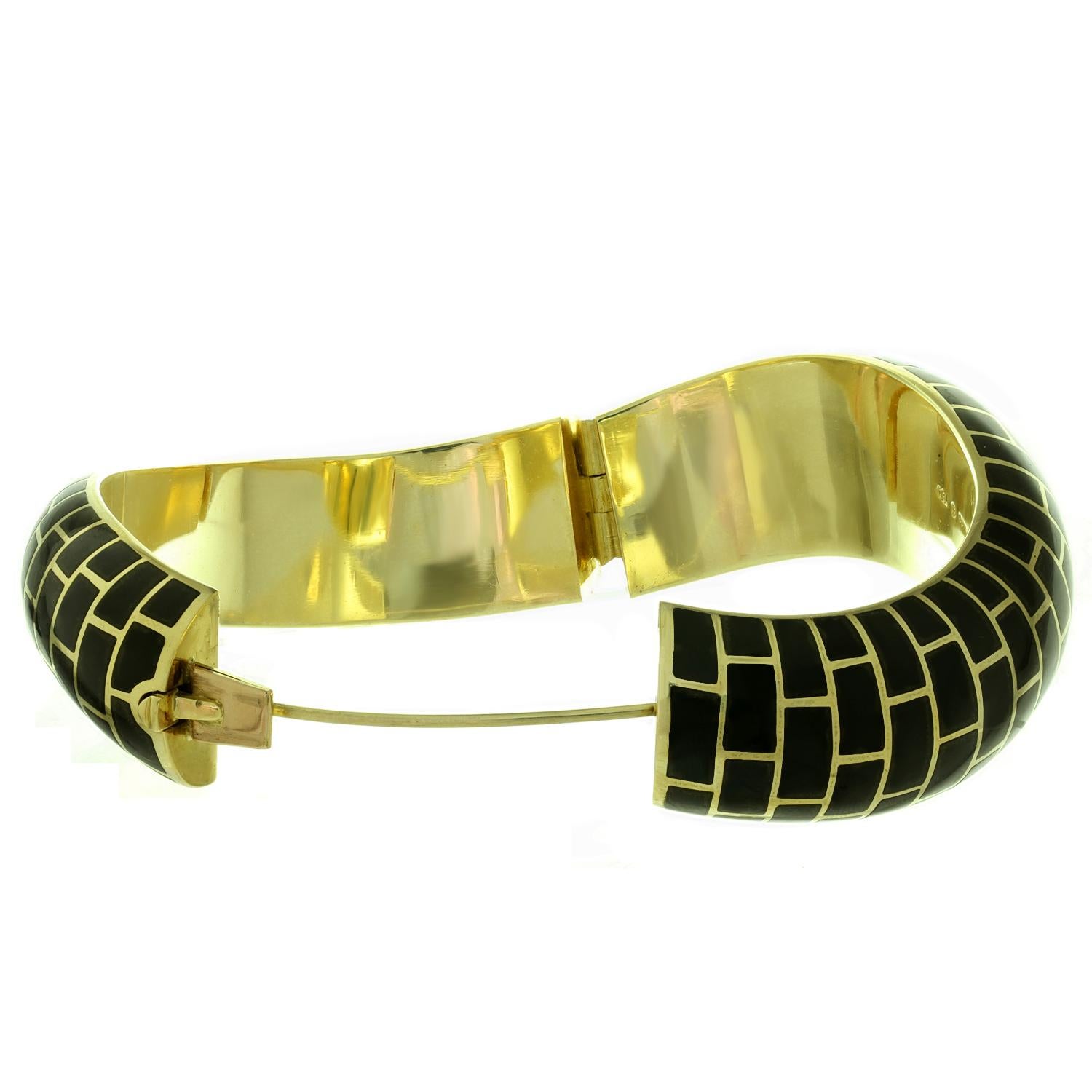 This gorgeous Angela Cummings for Tiffany & Co wave-shaped bangle bracelet feature a chic geometric pattern crafted in 18k yellow gold and inlaid with black jade. Made in United States circa 1980s. Measurements: 1.10