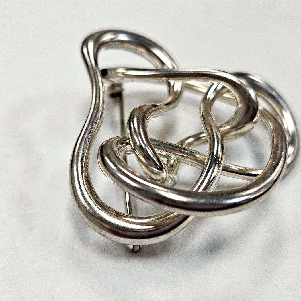 Angela Cummings - Spilla a forma di scarabocchio grande - A. Silver, circa 1987

Questa autentica spilla grande Scribble di Angela Cummings esemplifica l'audace creatività di una delle più celebri designer di gioielli americane della fine del XX