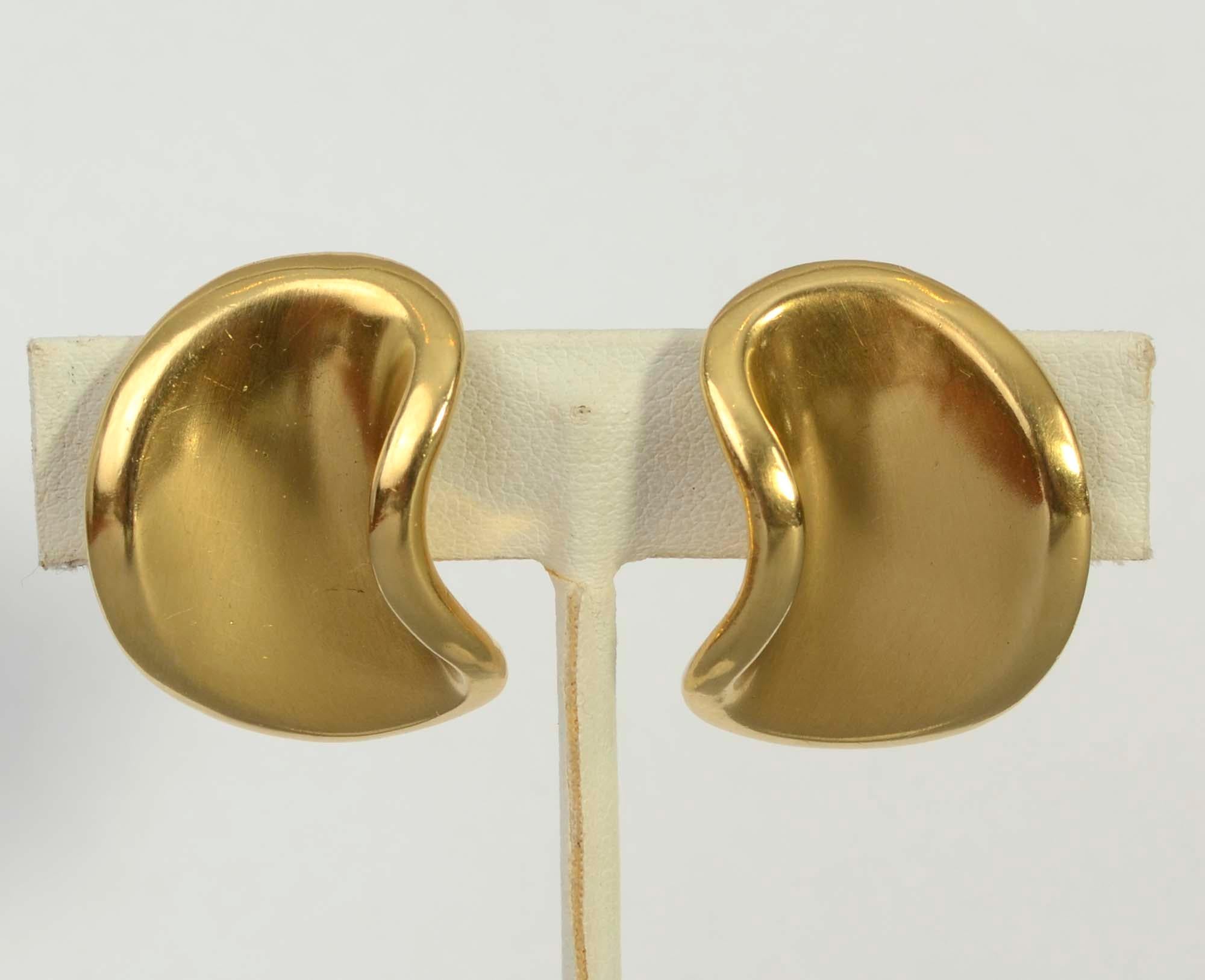 Angela Cummings Ohrringe aus 18 Karat Gold, die sowohl in der äußeren als auch in der inneren Form schön geschwungen sind. Ein goldenes Band umrahmt das äußere Design. Die Ohrringe haben eine konkave Lima-Bohnen-Form, die dem anmutigen Design viel