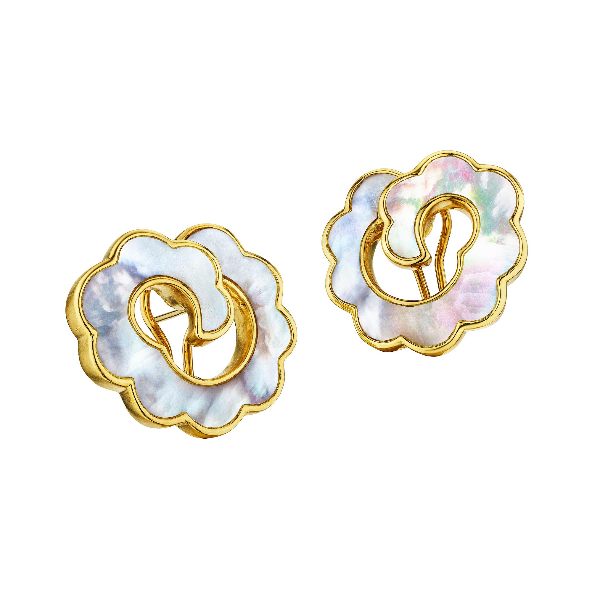 Con la forma de una ondulante nube opalescente, estos pendientes vintage de madreperla Angela Cummings y oro amarillo de 18 quilates son divinos.  Firmado Angela Cummings.  Alrededor de 1995.   1 1/4