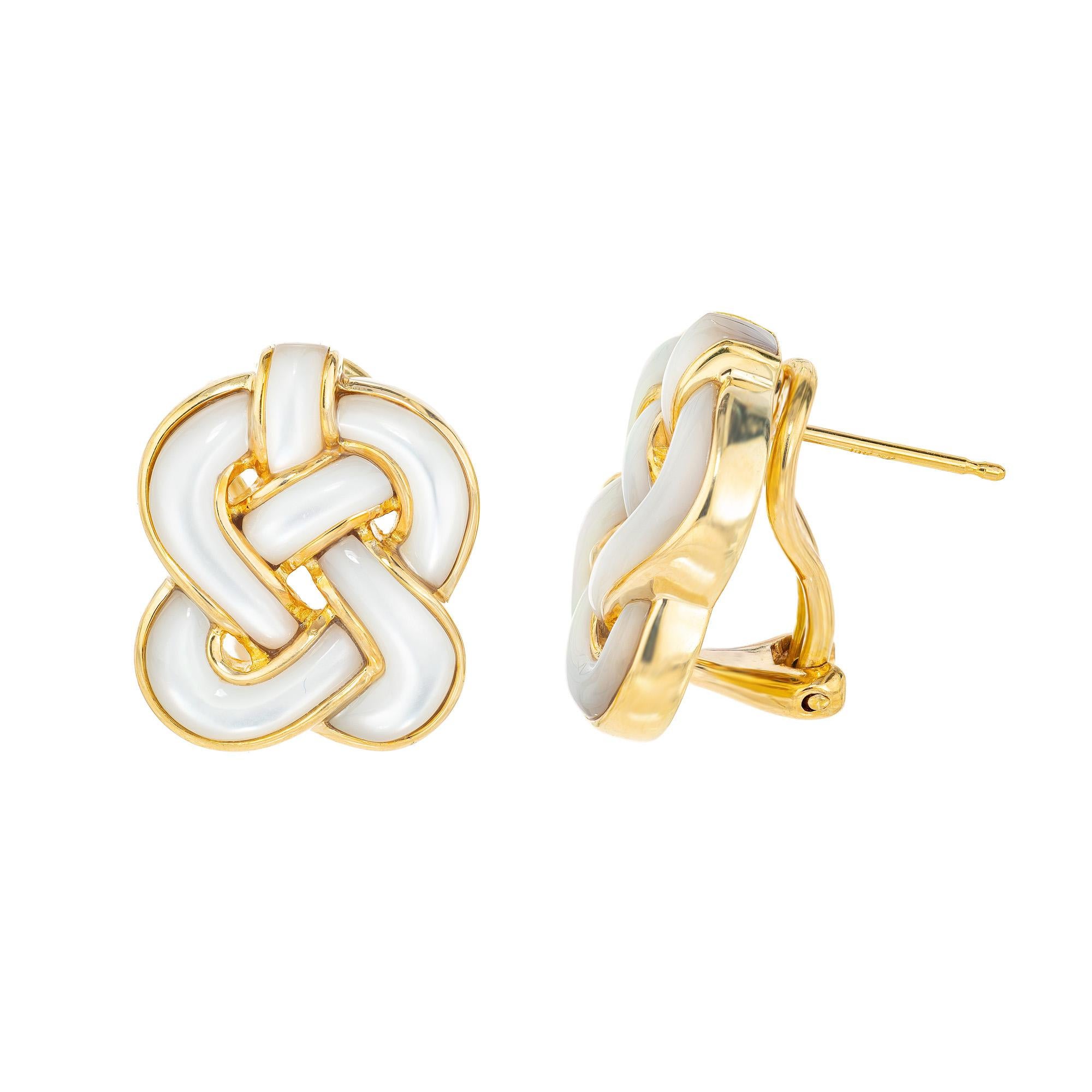Angela Cummings Mother Of Pearl Yellow Gold Clip Post Celtic Knot Earrings In Good Condition For Sale In Stamford, CT