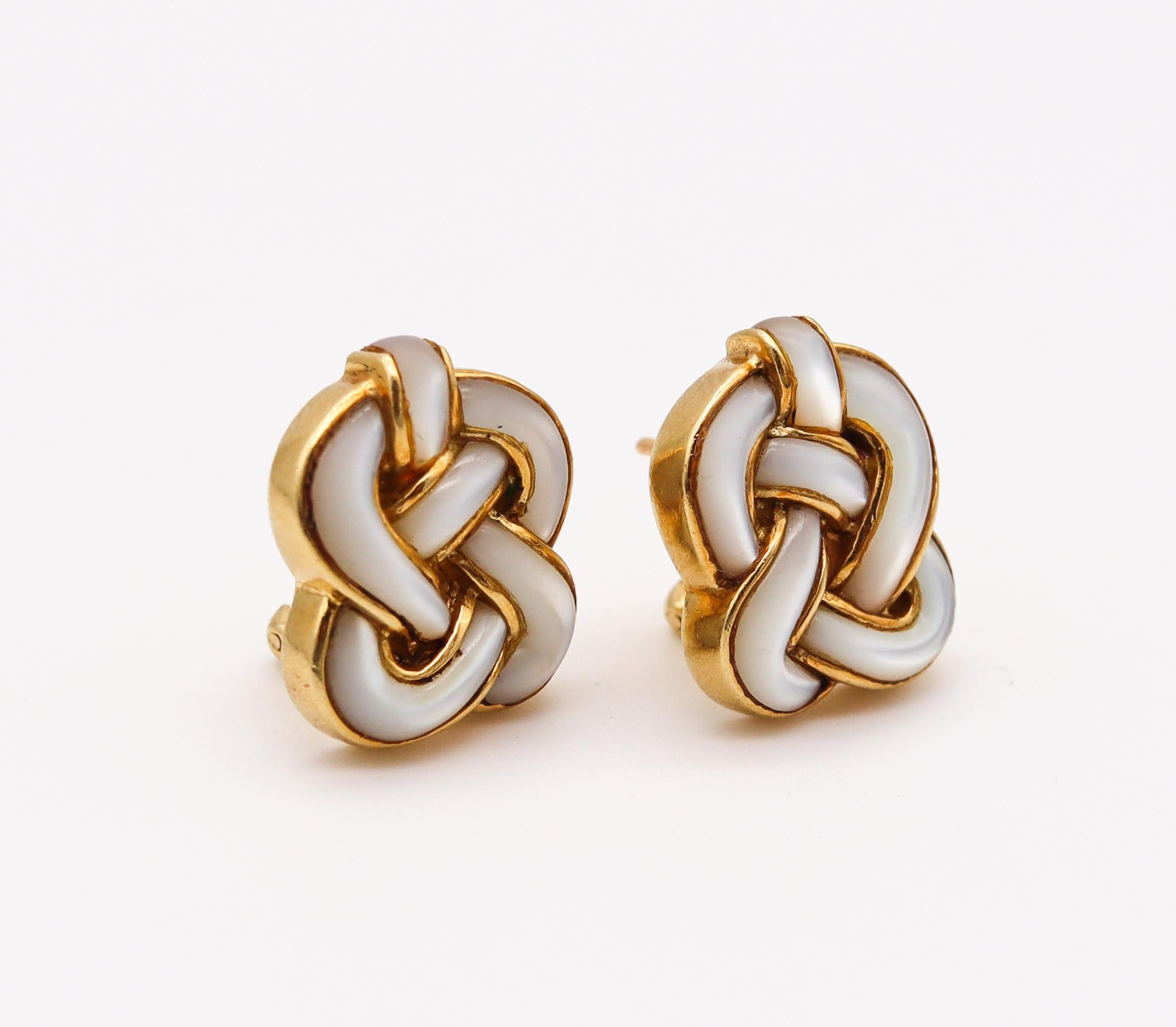 Knots earrings designed by Angela Cummings.

An elegant and playful free-forms shaped pair of earrings created in New York city by Angela Cummings, back in the 1980. They has been crafted in solid yellow gold of 18 karats with high polished finish