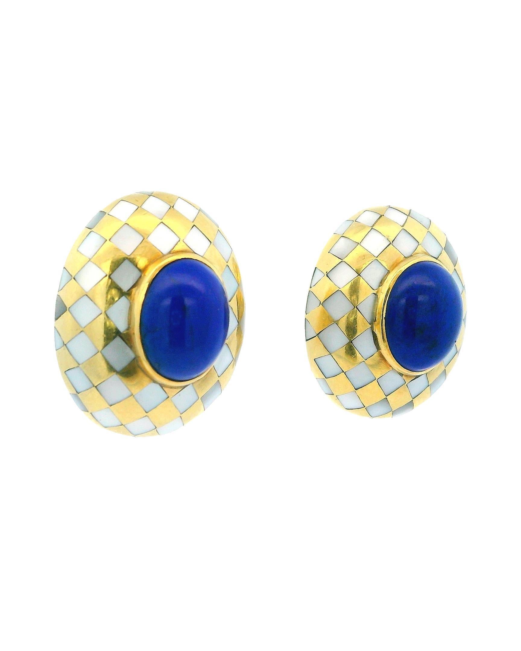 Cette exquise paire de boucles d'oreilles d'Angela Cummings présente un mélange unique de matériaux qui reflète son style de conception caractéristique. Réalisées en or jaune 18 carats, ces boucles d'oreilles présentent d'élégantes incrustations de