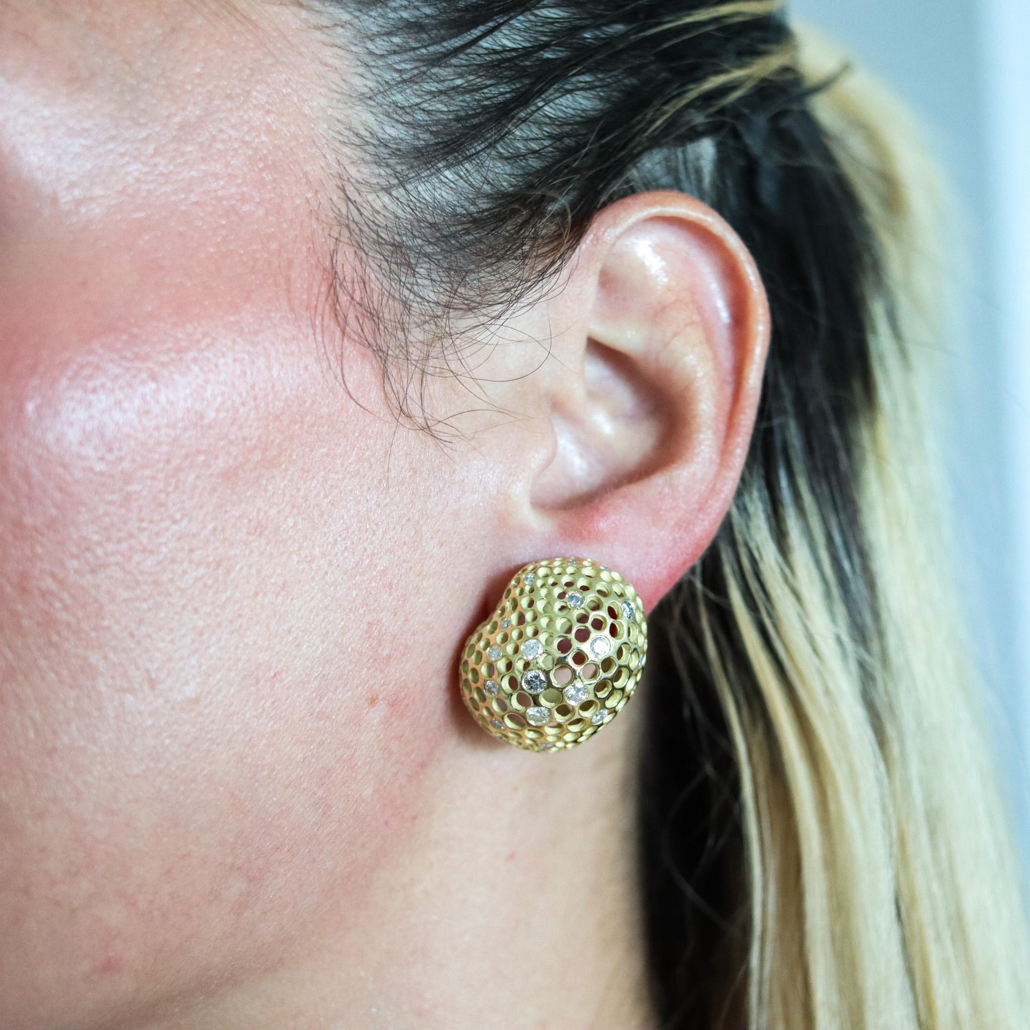Angela Cummings Perforation Ohrringe in freier Form aus 18 Karat Gold mit 2,24 Karat Diamanten im Zustand „Hervorragend“ im Angebot in Miami, FL
