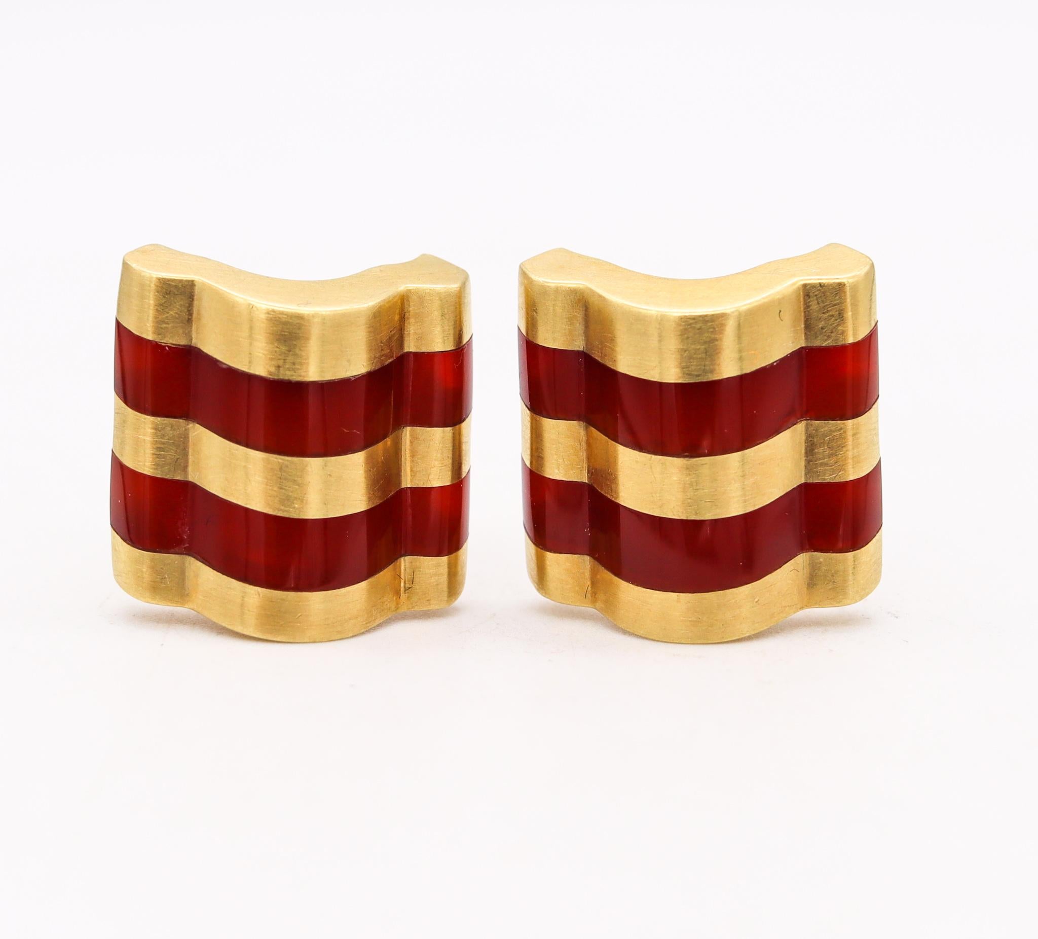 Geometric earrings designed by Angela Cummings.

Rare and beautiful three-dimensional pieces, created in New York city by Angela Cummings, back in the early 1980's. These modernist undulated clips-earrings has been crafted in solid yellow gold of 18