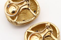 ANGELA CUMMINGS Orecchini scultorei a clip in oro 18 carati con zaffiri