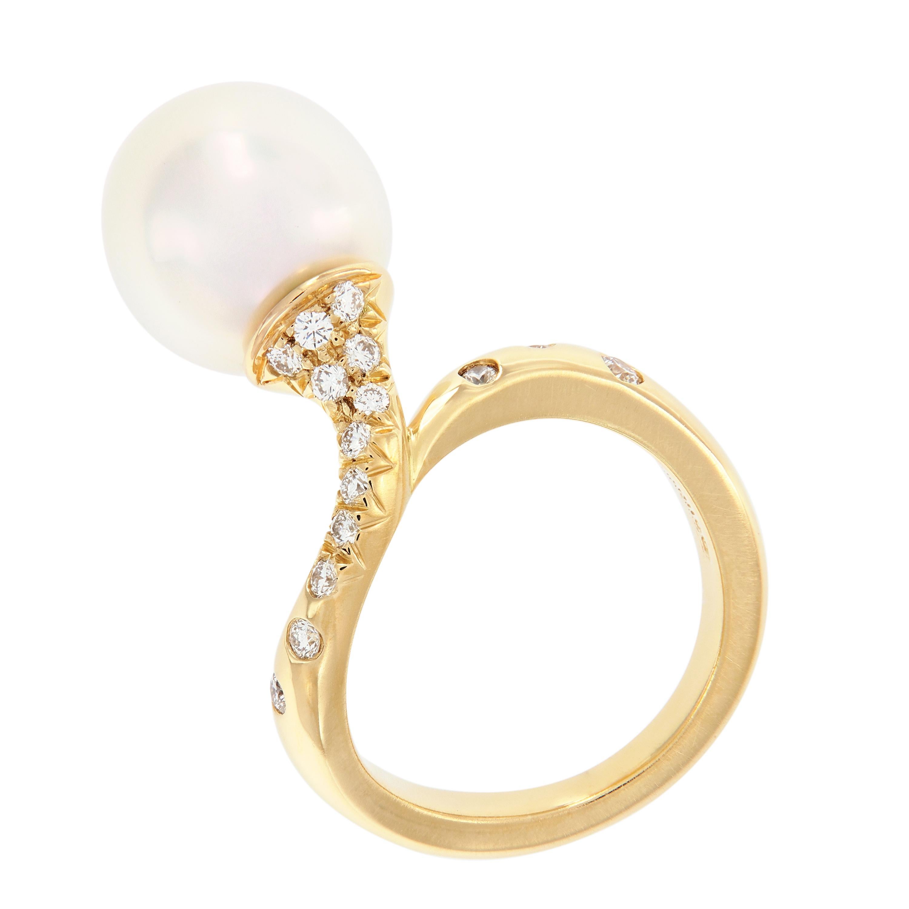 This beautiful contemporary ring is crafted in 18k yellow gold, featuring white diamonds and a lustrous 11.6mm x 11.4mm South Sea cultured pearl. Designed by Angela Cummings for Assael of New York. Weighs 8.8 grams. Ring Size 5.75.
Marked Angela