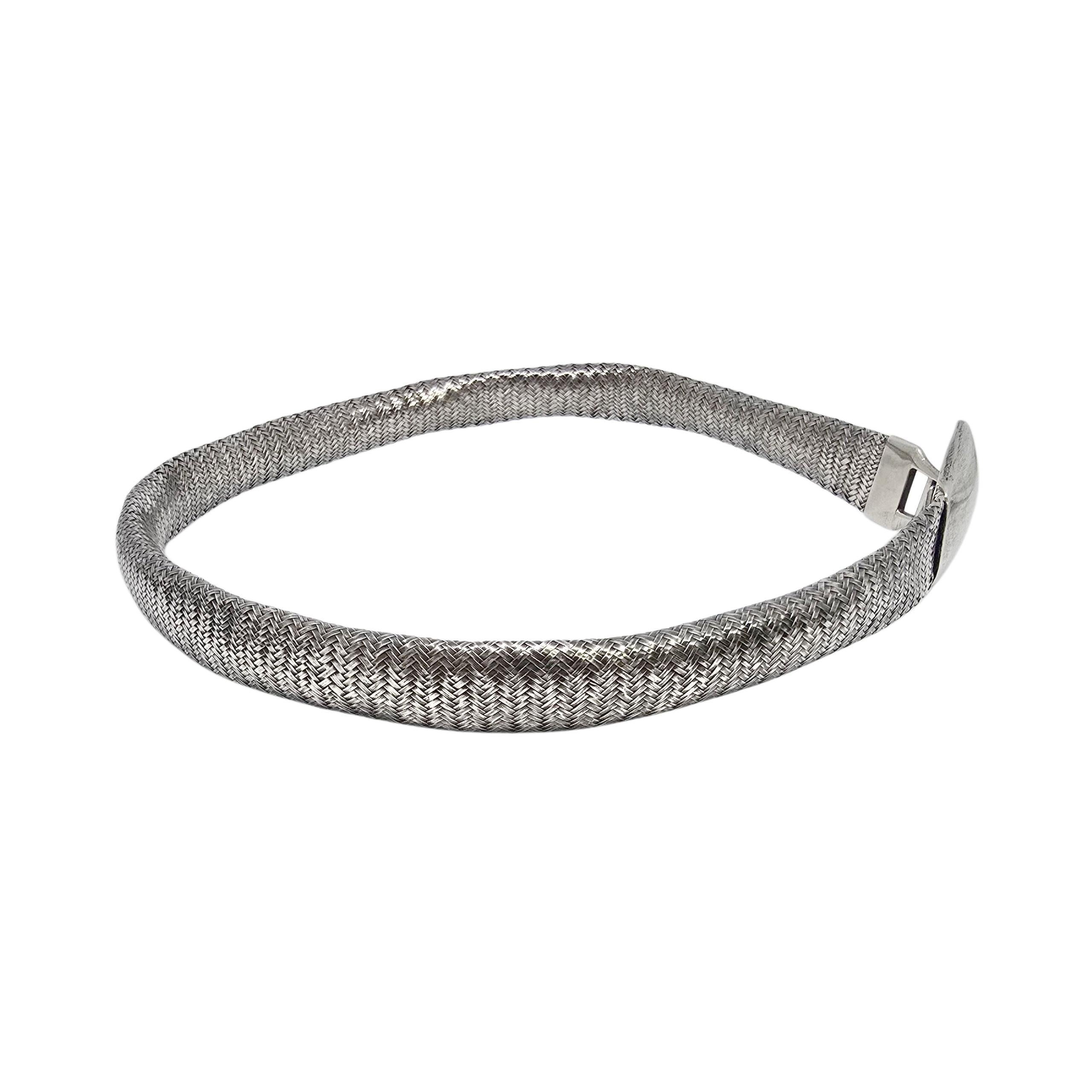 Cintura a rete a spina di pesce in argento 925 di Angela Cummings

Nel 1984, Angela Cummings lasciò Tiffany & Co. per fondare il suo marchio, Angela Cummings, Inc. Questa cintura è un primo pezzo del suo marchio, caratterizzato da un classico