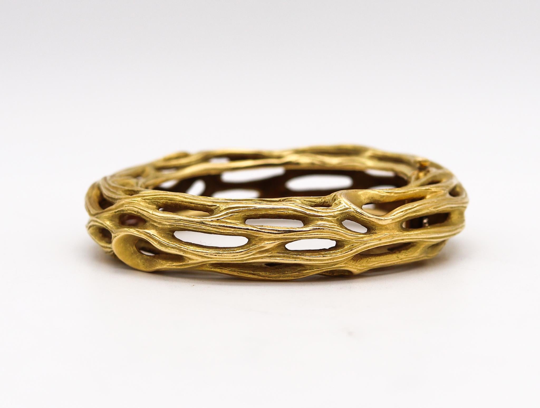 Magnifique bracelet designed by Angela Cummings.

Gorgeous one-of-a-kind sculptural piece, created by Angela Cummings at her own studio in New York city, back in the 1983. This very rare and unique bangle bracelet was carefully crafted by the