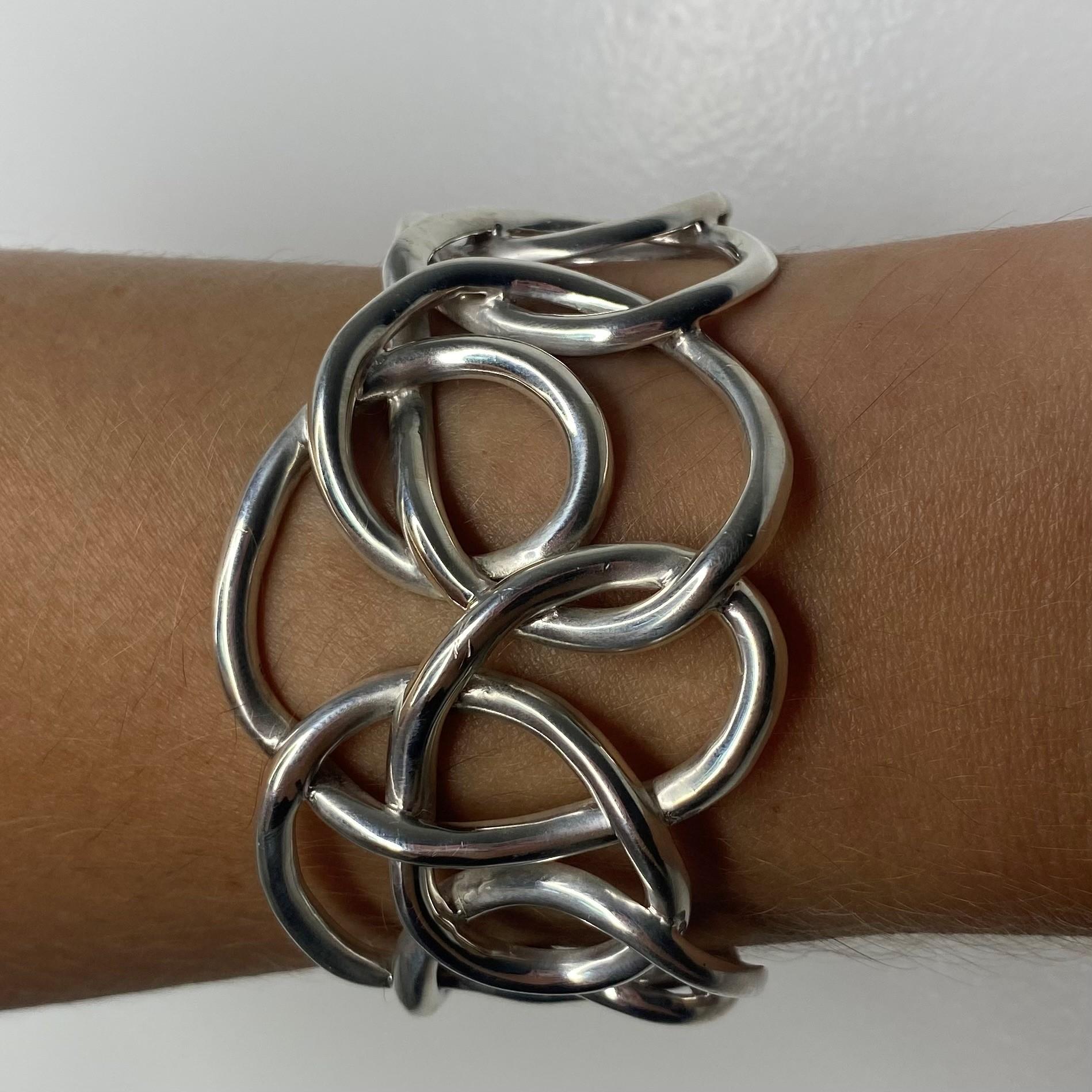 A free forms cuff bracelet designed by Angela Cummings.

Beautiful sculptural piece created by Angela Cummings at her goldsmith's studio in New York city, back in the 1991. This modernist cuff bracelet has been crafted with free-forms patterns in