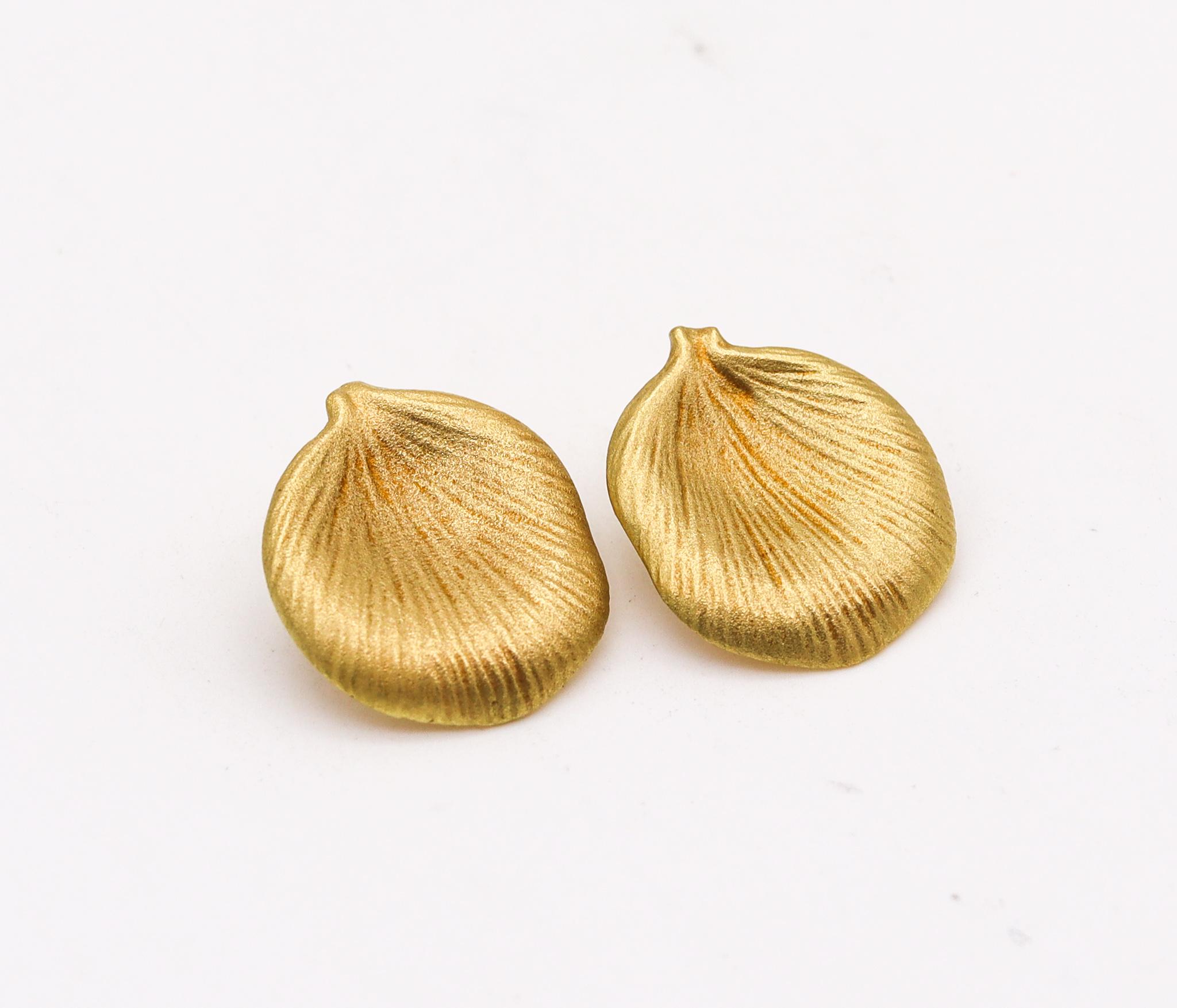 Petals earrings designed by Angela Cummings.

Beautiful pair of earrings inspired by the nature, created by Angela Cummings at her atelier in New York city, back in the 1979. This petals clip-on earrings are an iconic design, carefully crafted in