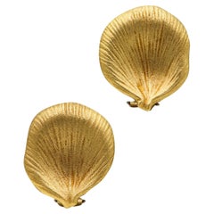 Angela Cummings Studio Boucles d'oreilles à pétales texturés en or jaune massif 18 carats, 1993