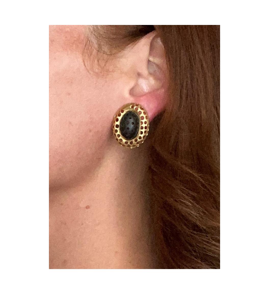 Geometric pair of earrings designed by Angela Cummings.

Rare oval shaped pair created at the cummings studio in New York city, back in the 1984. They was crafted with a mismatched pattern of perforations in solid 18 karats yellow gold. Mounted.
