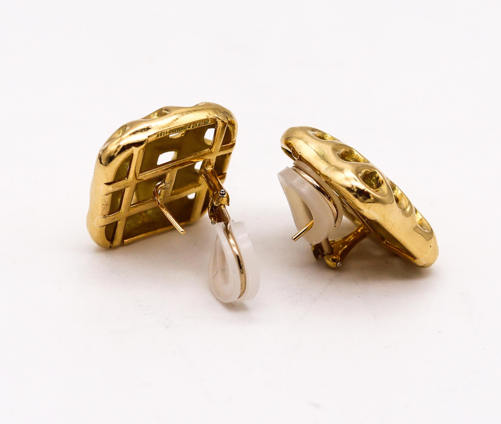 Moderniste Angela Cummings Studios New York Boucles d'oreilles nid d'abeille en or jaune 18 carats, 1987 en vente